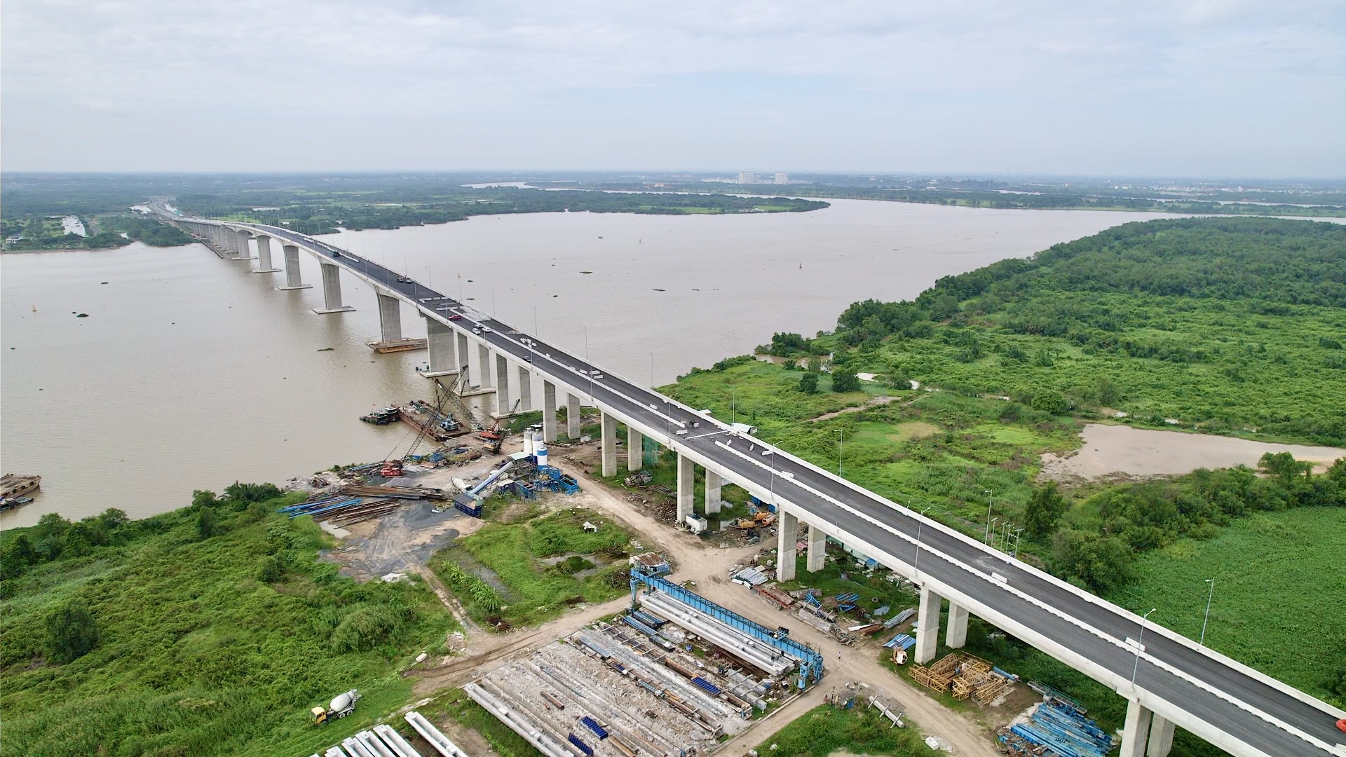 Chạy nước rút trên cầu ngàn tỷ đồng lớn nhất Vành đai 3 TP.HCM trước giờ G 19/8- Ảnh 2. Chạy nước rút trên cầu ngàn tỷ đồng lớn nhất Vành đai 3 TP.HCM trước giờ G 19/8- Ảnh 2.