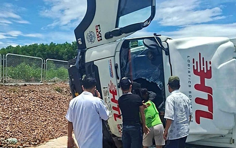 T&agrave;i xế mắc kẹt trong cabin đ&atilde; được lực lượng chức năng v&agrave; người d&acirc;n đưa ra ngo&agrave;i an to&agrave;n.