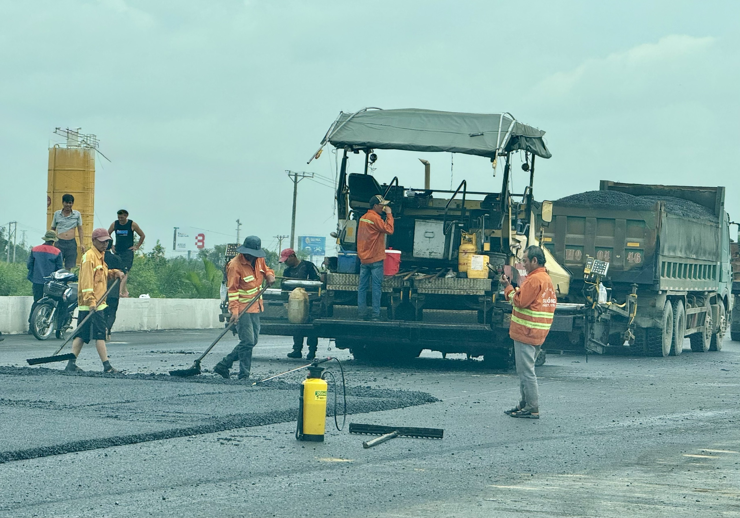 Chạy nước rút trên cầu ngàn tỷ đồng lớn nhất Vành đai 3 TP.HCM trước giờ G 19/8- Ảnh 4. Chạy nước rút trên cầu ngàn tỷ đồng lớn nhất Vành đai 3 TP.HCM trước giờ G 19/8- Ảnh 4.