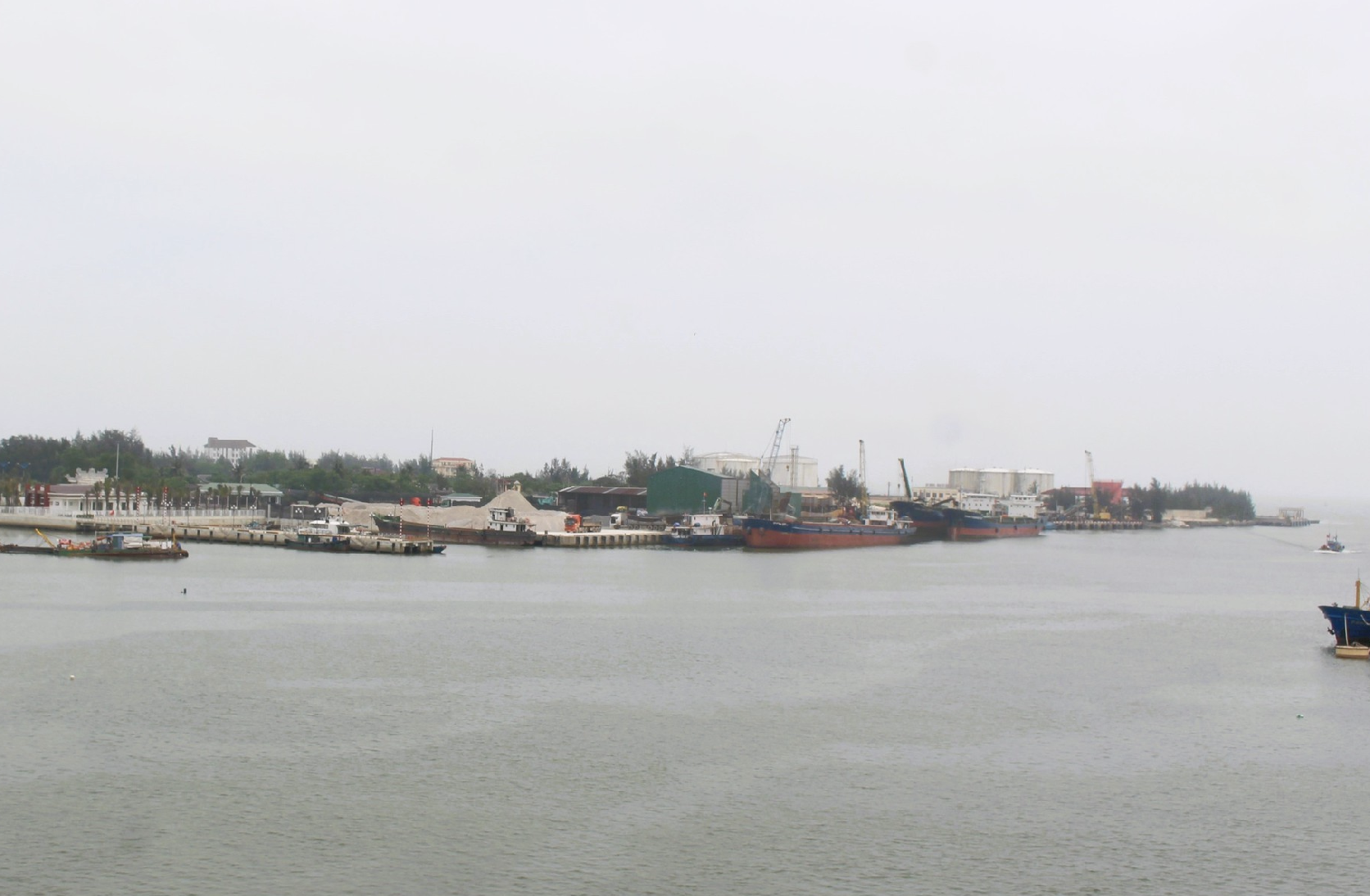 Ho&agrave;n th&agrave;nh sửa chữa đ&ecirc; k&egrave; chắn c&aacute;t tr&ecirc;n luồng h&agrave;ng hải Cửa Việt trong th&aacute;ng 8- Ảnh 1.