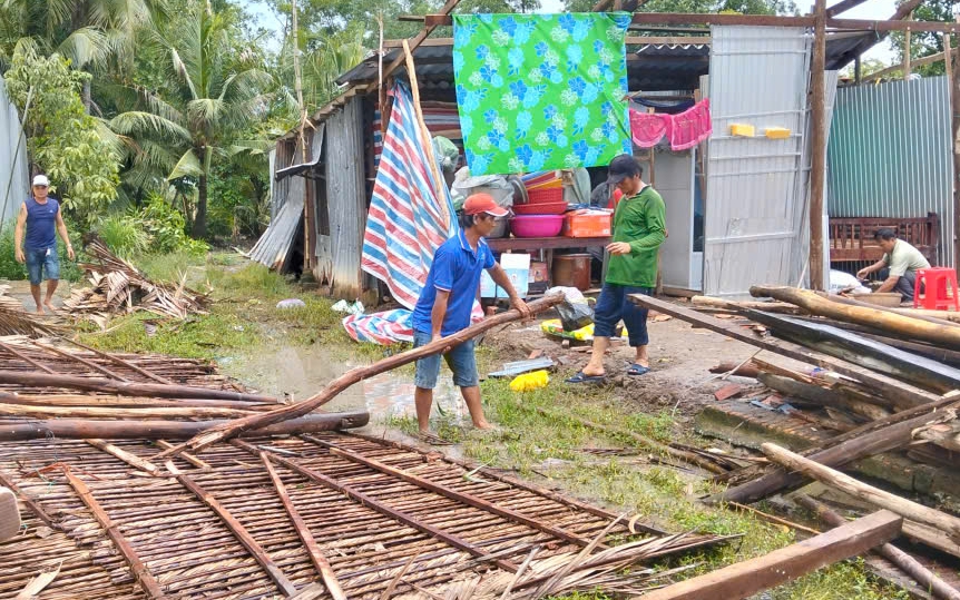 D&ocirc;ng lốc l&agrave;m sập, tốc m&aacute;i 20 căn nh&agrave; ở C&agrave; Mau