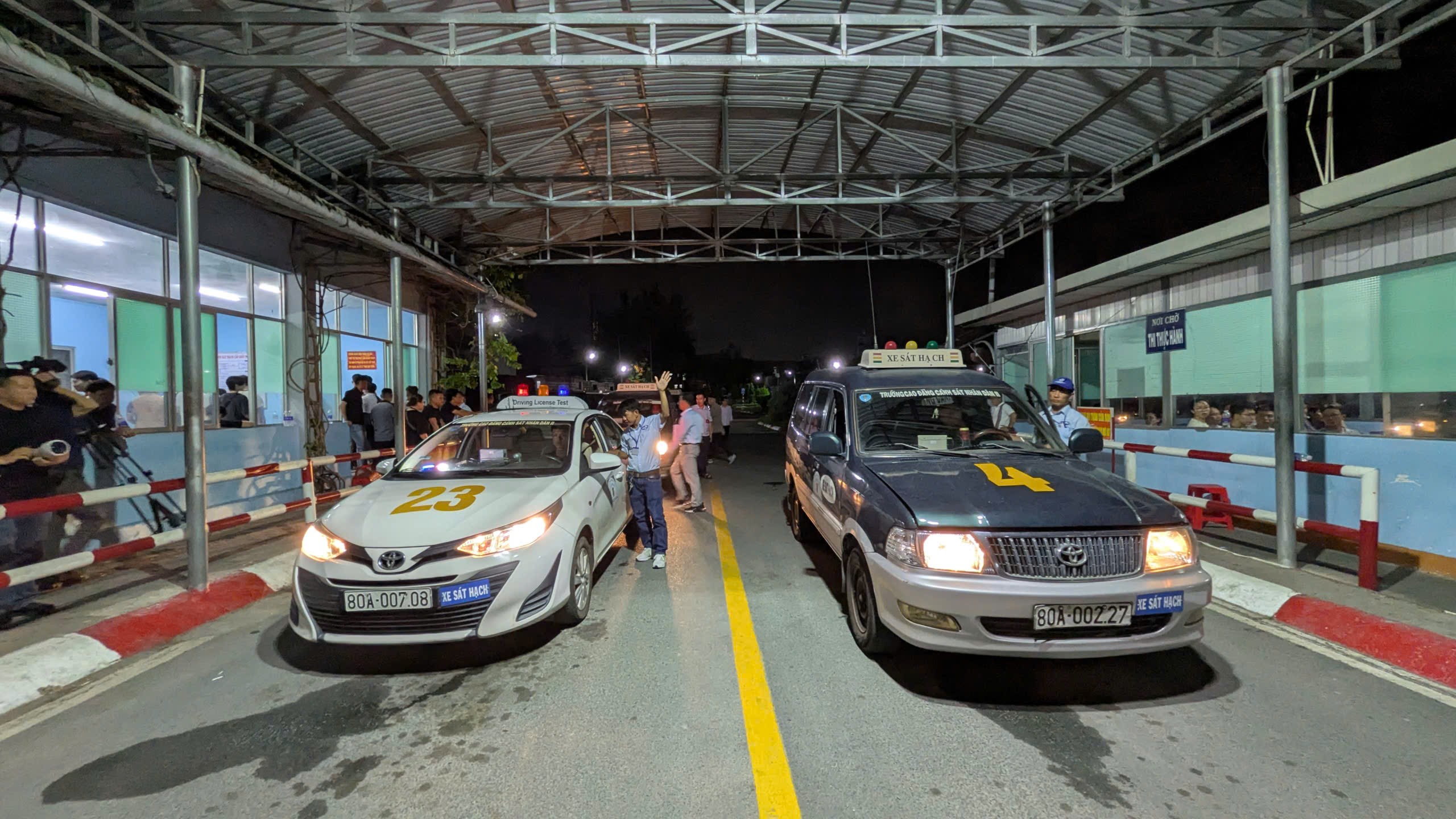 TP.HCM tổ chức thi sát hạch lái xe xuyên đêm cho người dân- Ảnh 1. TP.HCM tổ chức thi sát hạch lái xe xuyên đêm cho người dân- Ảnh 1.