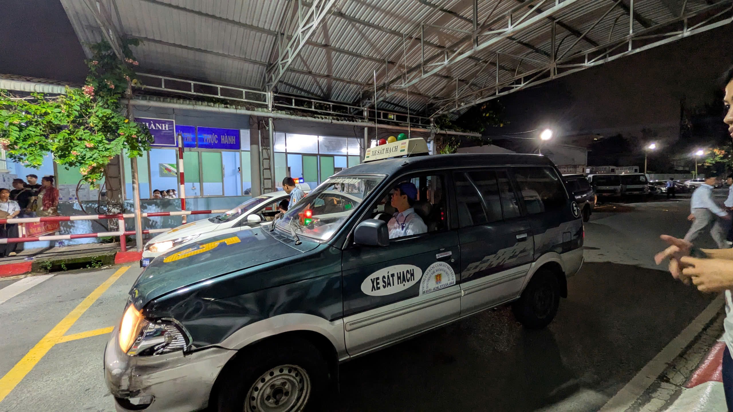 TP.HCM tổ chức thi sát hạch lái xe xuyên đêm cho người dân- Ảnh 8. TP.HCM tổ chức thi sát hạch lái xe xuyên đêm cho người dân- Ảnh 8.