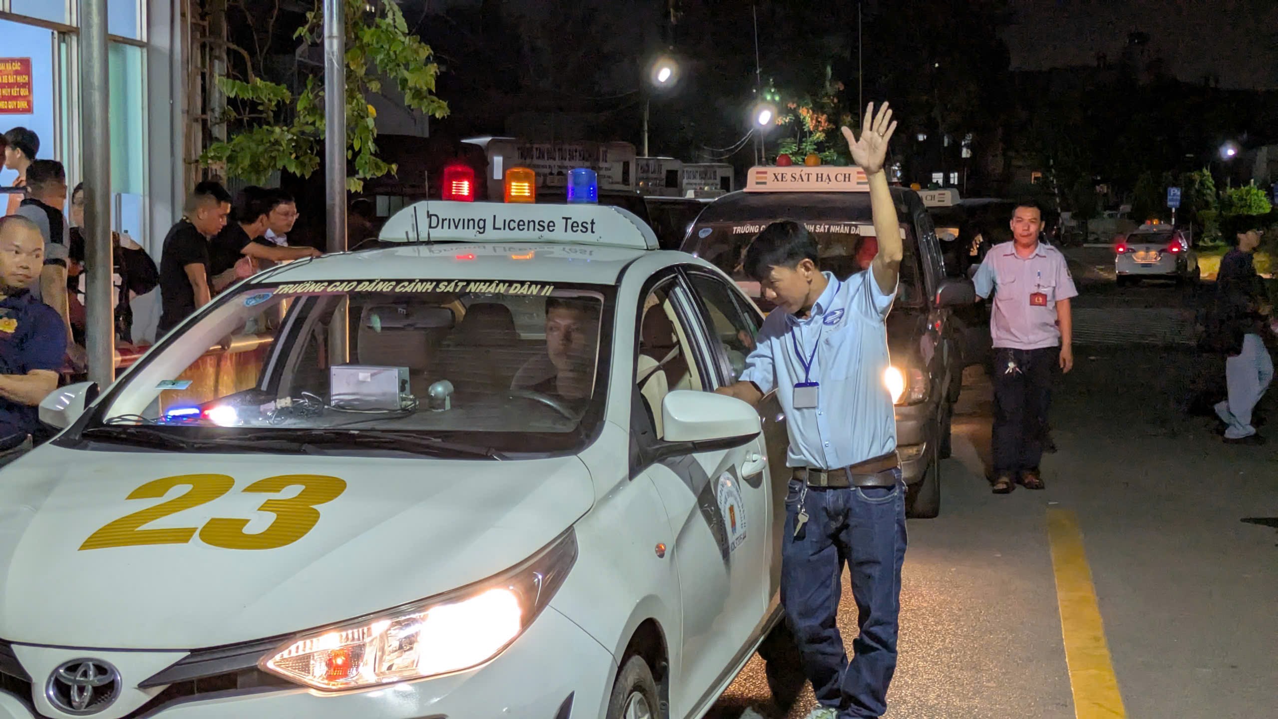 TP.HCM tổ chức thi sát hạch lái xe xuyên đêm cho người dân- Ảnh 9. TP.HCM tổ chức thi sát hạch lái xe xuyên đêm cho người dân- Ảnh 9.