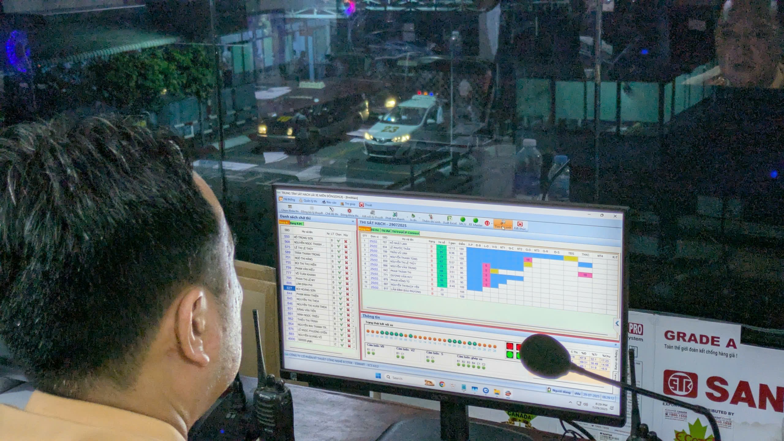 TP.HCM tổ chức thi sát hạch lái xe xuyên đêm cho người dân- Ảnh 6. TP.HCM tổ chức thi sát hạch lái xe xuyên đêm cho người dân- Ảnh 6.