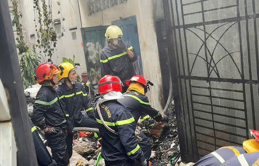 TP.HCM: Ch&aacute;y nh&agrave; l&uacute;c rạng s&aacute;ng, hai cụ b&agrave; được cứu kịp thời- Ảnh 1.