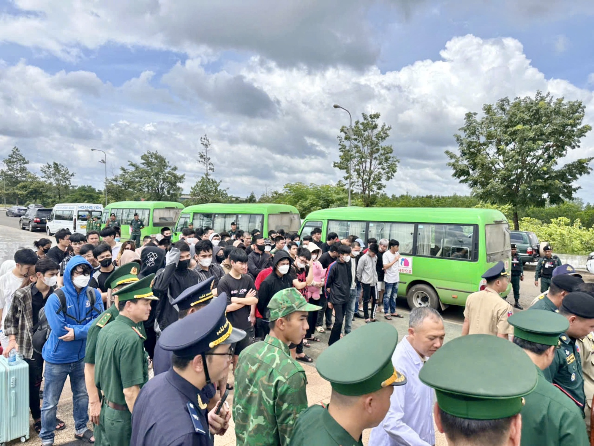 Đưa về nước 85 người Việt Nam bị l&ocirc;i k&eacute;o sang Campuchia l&agrave;m &ldquo;việc nhẹ lương cao&rdquo;- Ảnh 1.