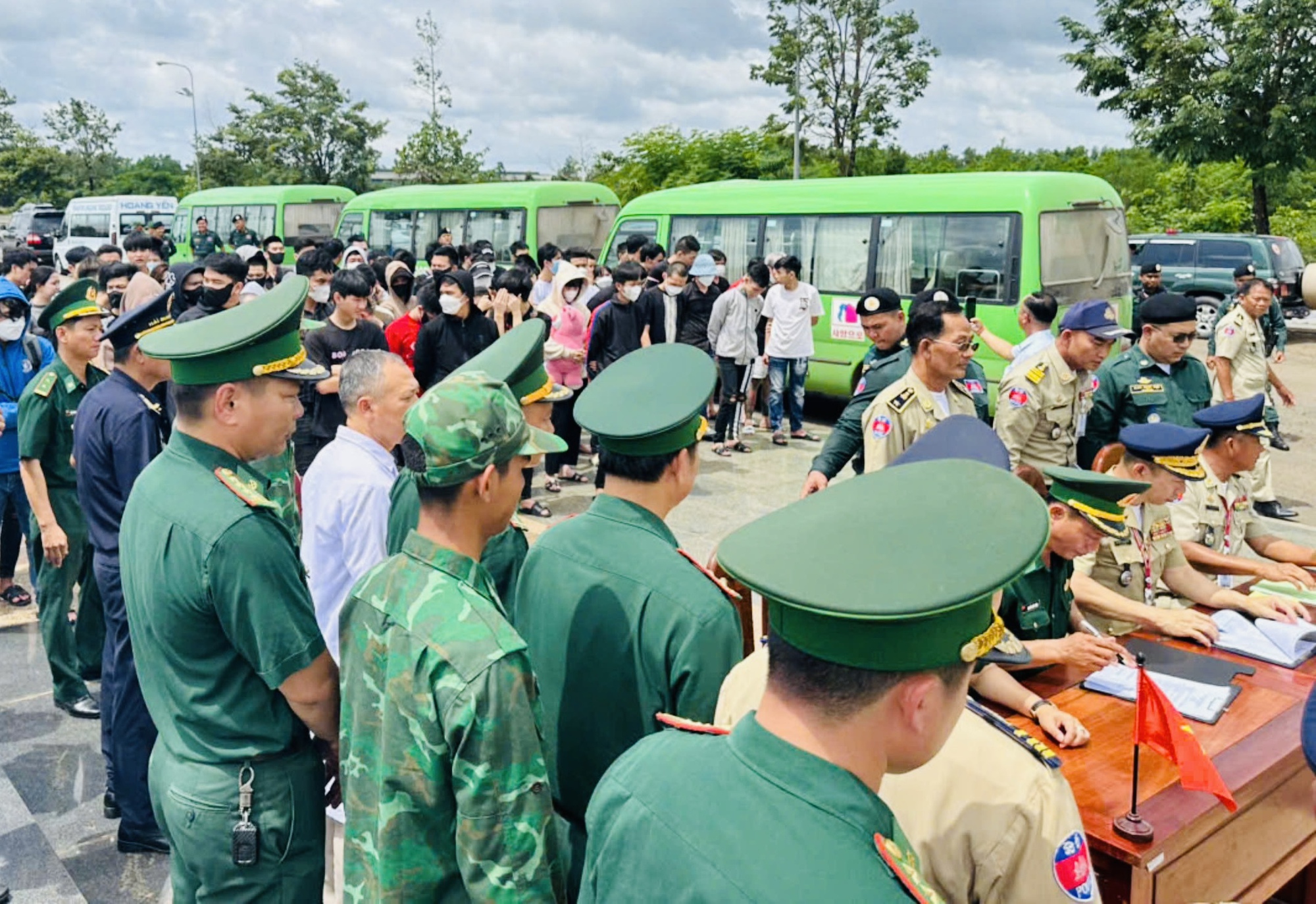 Đưa về nước 85 người Việt Nam bị l&ocirc;i k&eacute;o sang Campuchia l&agrave;m &ldquo;việc nhẹ lương cao&rdquo;- Ảnh 2.