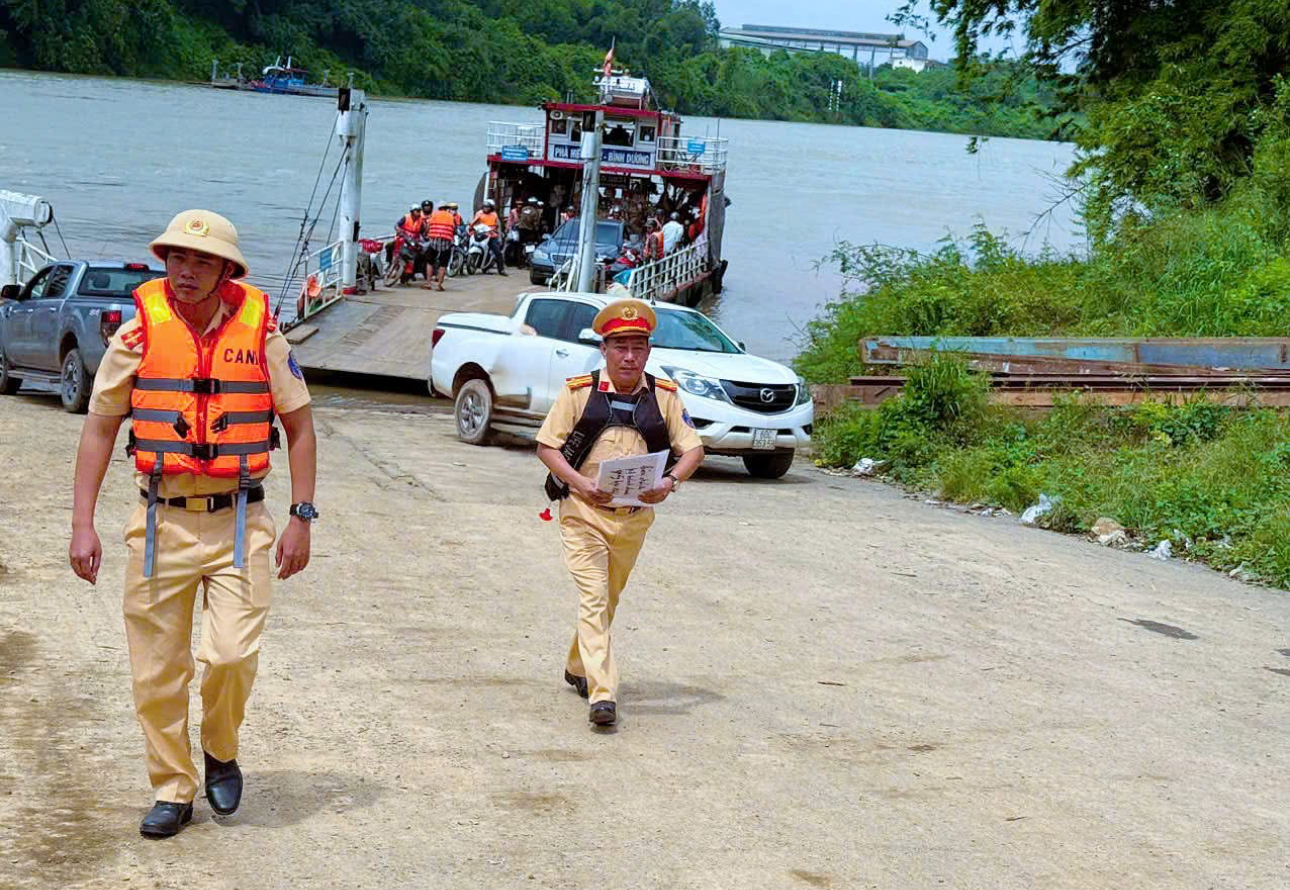 CSGT kiểm tra xử phạt 5 bến đ&ograve;, tạm giữ 5 giấy chứng nhận chuy&ecirc;n m&ocirc;n của 5 thuyền trưởng- Ảnh 2.
