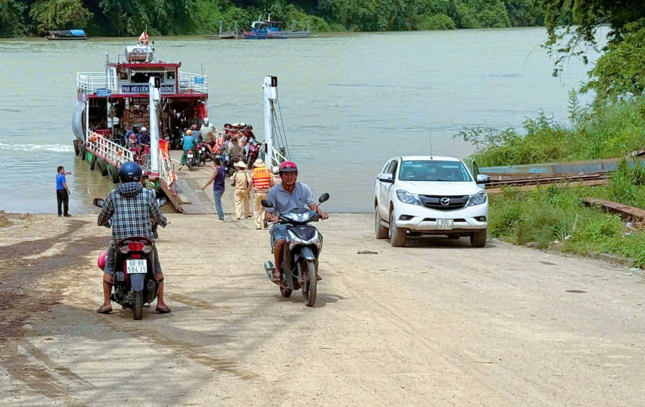 CSGT kiểm tra xử phạt 5 bến đ&ograve;, tạm giữ 5 giấy chứng nhận chuy&ecirc;n m&ocirc;n của 5 thuyền trưởng- Ảnh 1.