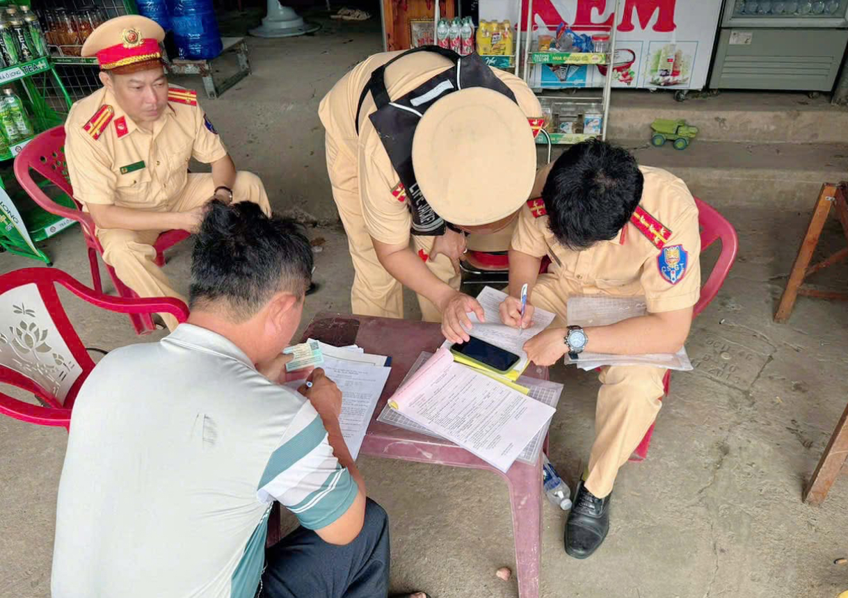 CSGT kiểm tra xử phạt 5 bến đ&ograve;, tạm giữ 5 giấy chứng nhận chuy&ecirc;n m&ocirc;n của 5 thuyền trưởng- Ảnh 4.