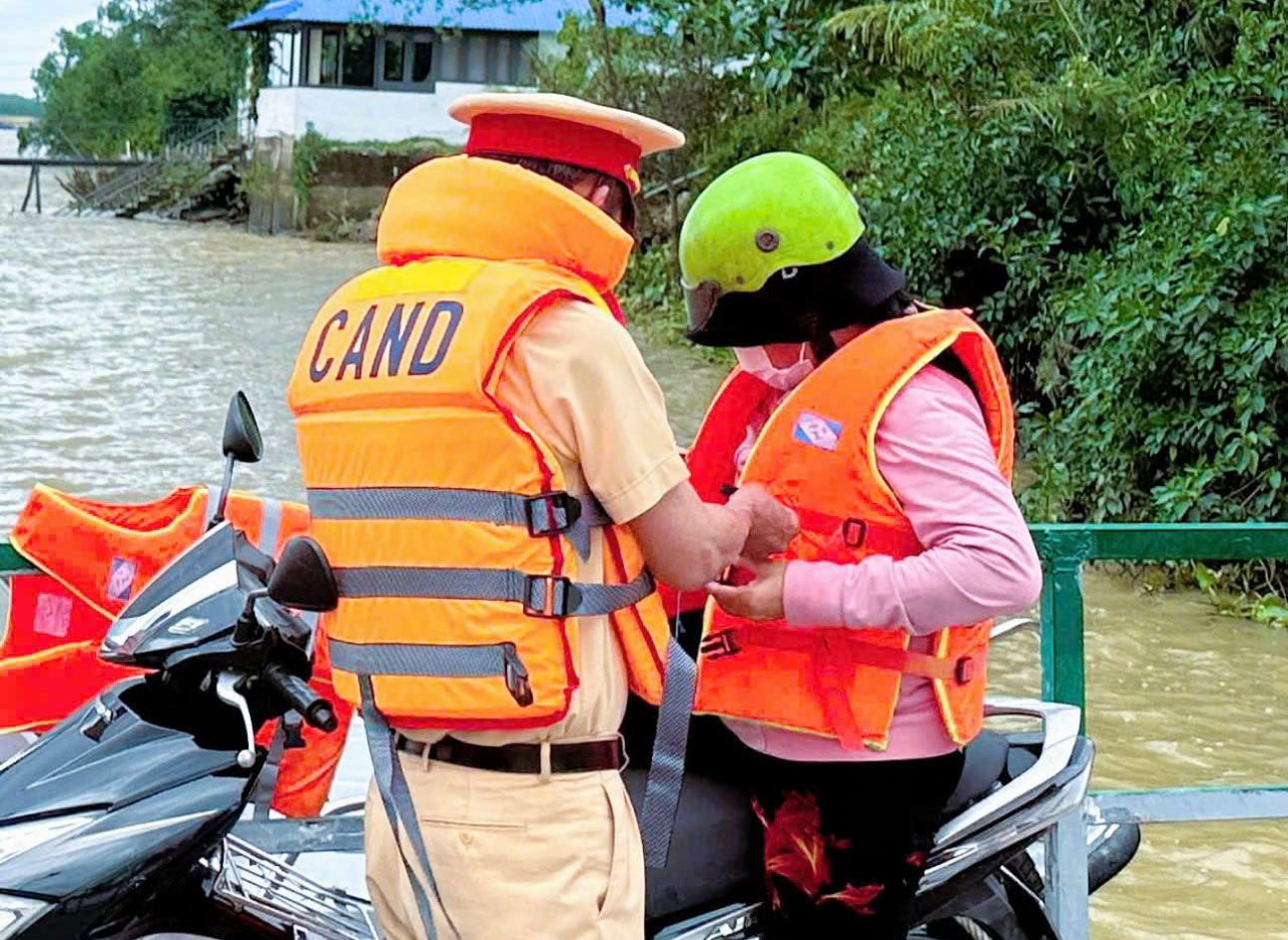 CSGT kiểm tra xử phạt 5 bến đ&ograve;, tạm giữ 5 giấy chứng nhận chuy&ecirc;n m&ocirc;n của 5 thuyền trưởng- Ảnh 3.