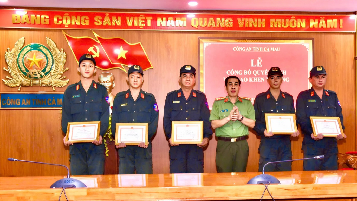C&agrave; Mau: Tặng bằng khen cho Tổ ph&oacute; tổ an ninh bị thương khi l&agrave;m nhiệm vụ- Ảnh 2.