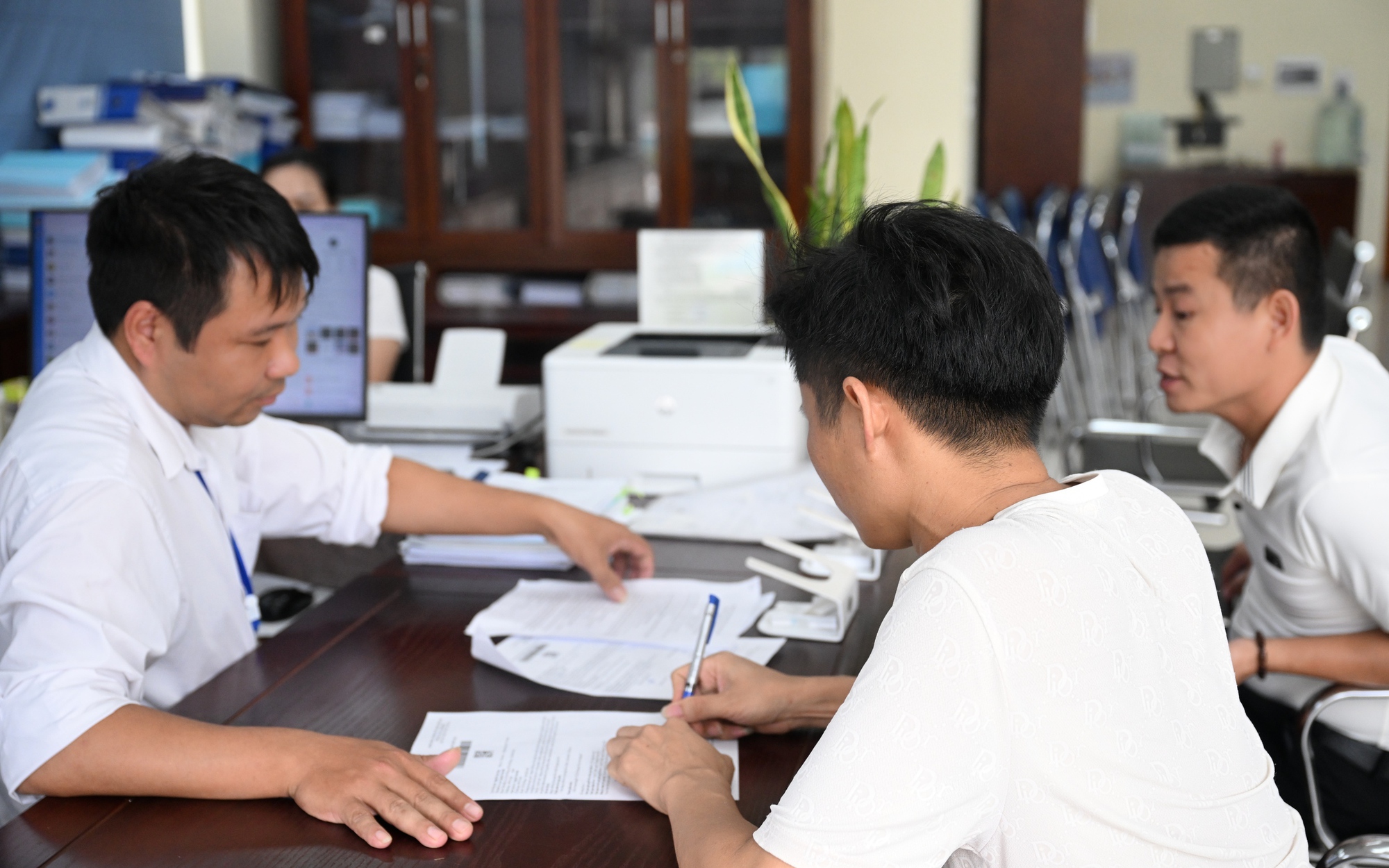 TP.HCM: Giảm 65% cơ quan chuyên môn, bố trí 961 trụ sở cho cấp xã- Ảnh 3. Giải bài toán dôi dư cấp phó sau sáp nhập thế nào?