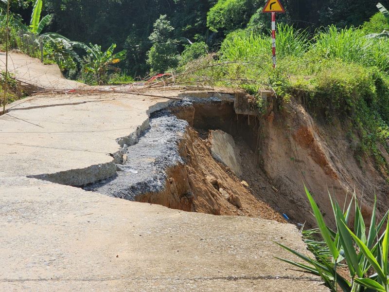 Thanh H&oacute;a: Sa N&aacute; lại sạt lở sau b&atilde;o số 3, nỗi &aacute;m ảnh &ugrave;a về trong từng cơn mưa- Ảnh 3.