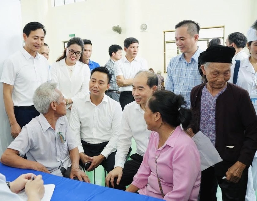 H&agrave; Nội: Phục vụ đồ ăn nhẹ miễn ph&iacute;, ứng dụng robot lễ t&acirc;n tại điểm phục vụ h&agrave;nh ch&iacute;nh c&ocirc;ng- Ảnh 1.