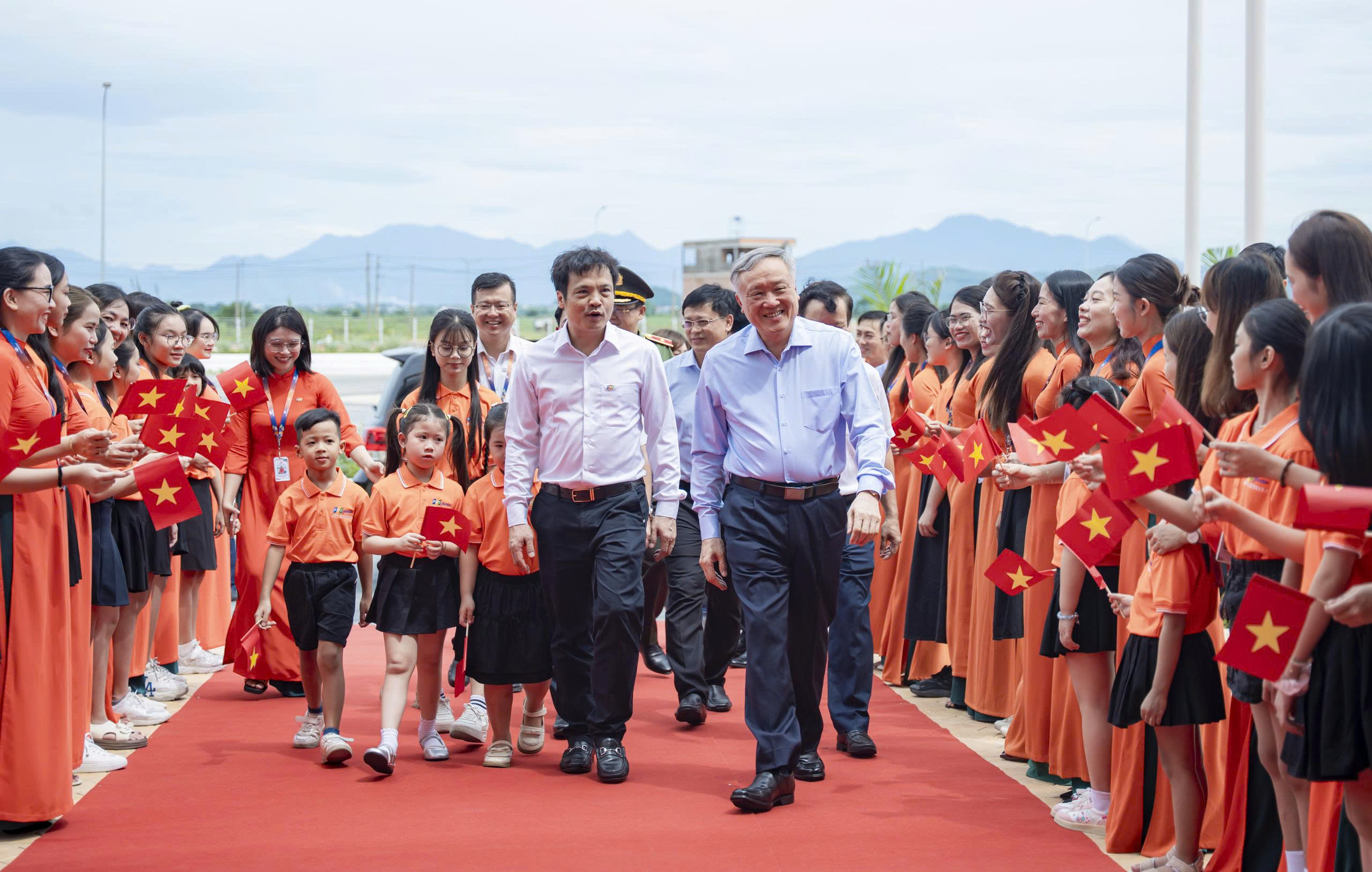 Phó Thủ tướng Nguyễn Hòa Bình: Huế tiếp tục đổi mới, tận dụng tối đa các nguồn lực- Ảnh 3. Phó Thủ tướng Nguyễn Hòa Bình: Huế tiếp tục đổi mới, tận dụng tối đa các nguồn lực- Ảnh 3.