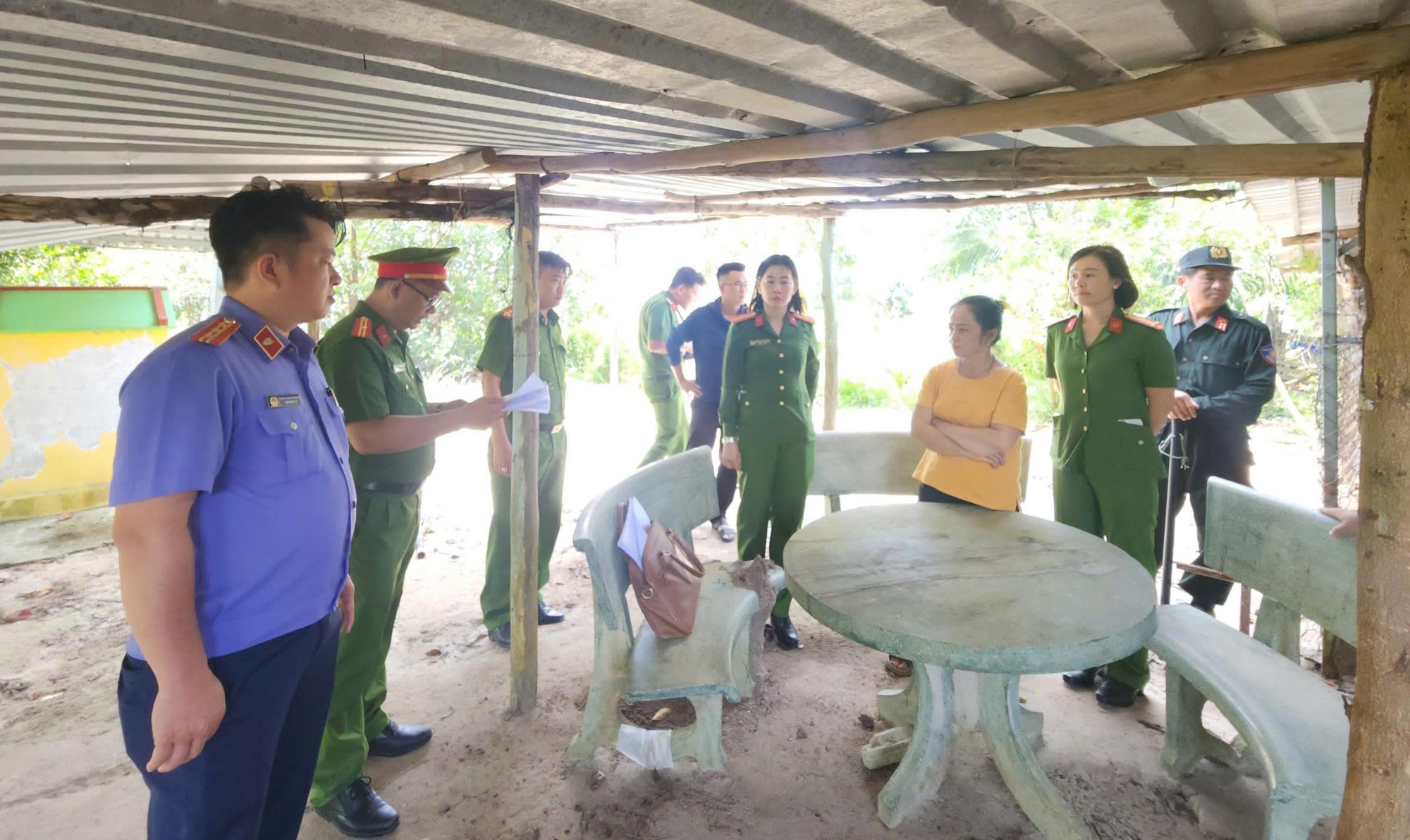 An Giang: Bắt cặp vợ chồng lừa b&aacute;n đất s&acirc;n bay Ph&uacute; Quốc- Ảnh 1.