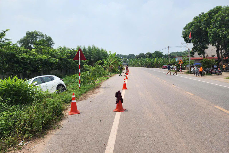 Hiện trường vụ &ocirc; t&ocirc; mất l&aacute;i t&ocirc;ng tử vong cụ b&agrave; đang l&agrave;m ruộng ở Bắc Ninh.
