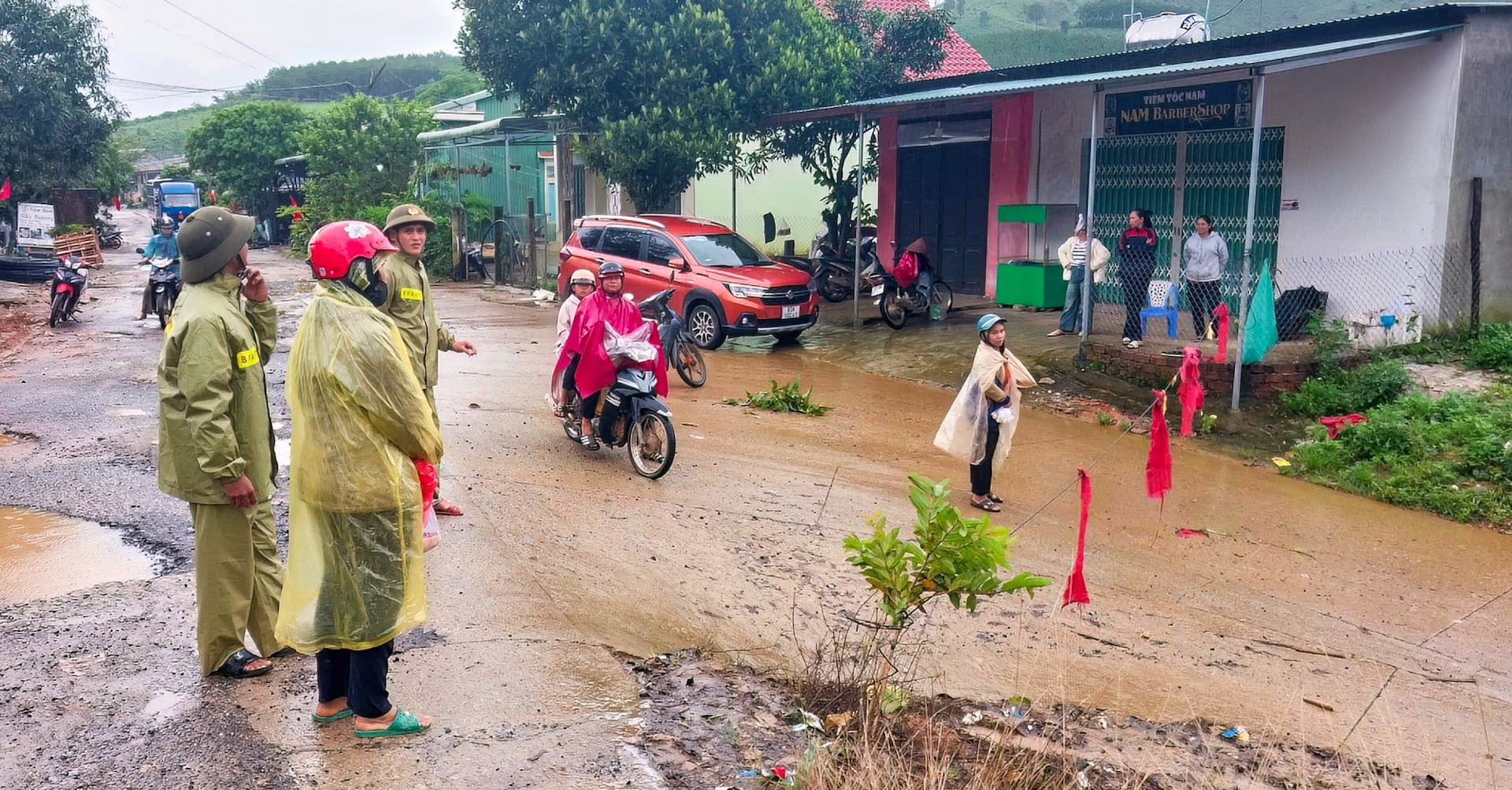 X&atilde; bi&ecirc;n giới ở Quảng Ng&atilde;i thường xuy&ecirc;n bị chia cắt do mưa lũ: Mong c&acirc;y cầu vượt suối- Ảnh 2.