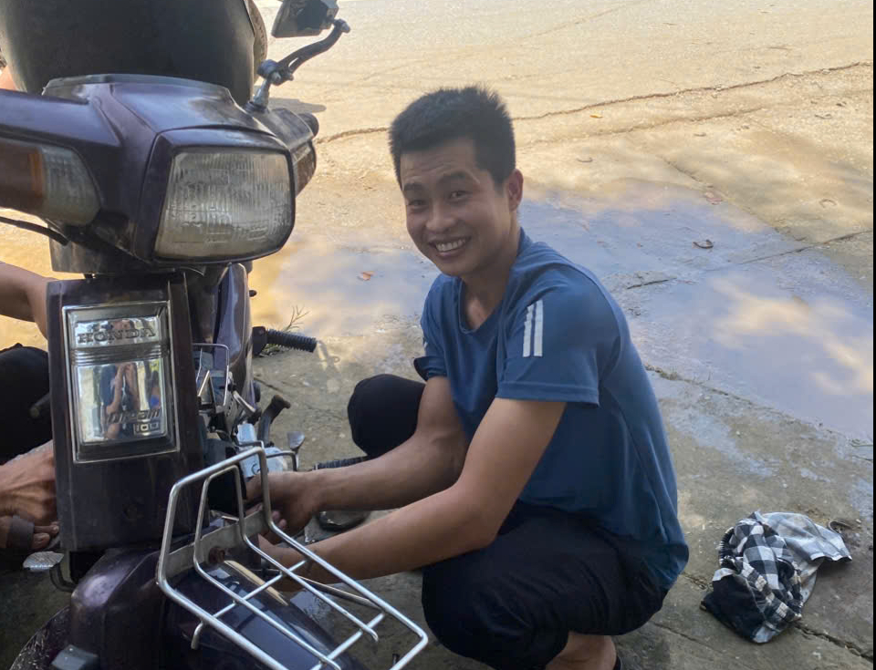 Những người thợ thầm lặng phục hồi xe m&aacute;y, đồ điện miễn ph&iacute; cho người d&acirc;n v&ugrave;ng lũ- Ảnh 18.