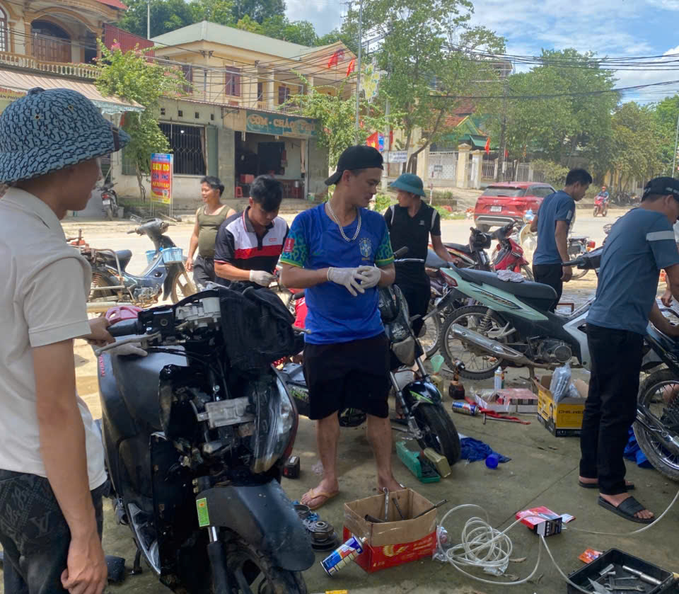 Những người thợ thầm lặng phục hồi xe m&aacute;y, đồ điện miễn ph&iacute; cho người d&acirc;n v&ugrave;ng lũ- Ảnh 4.