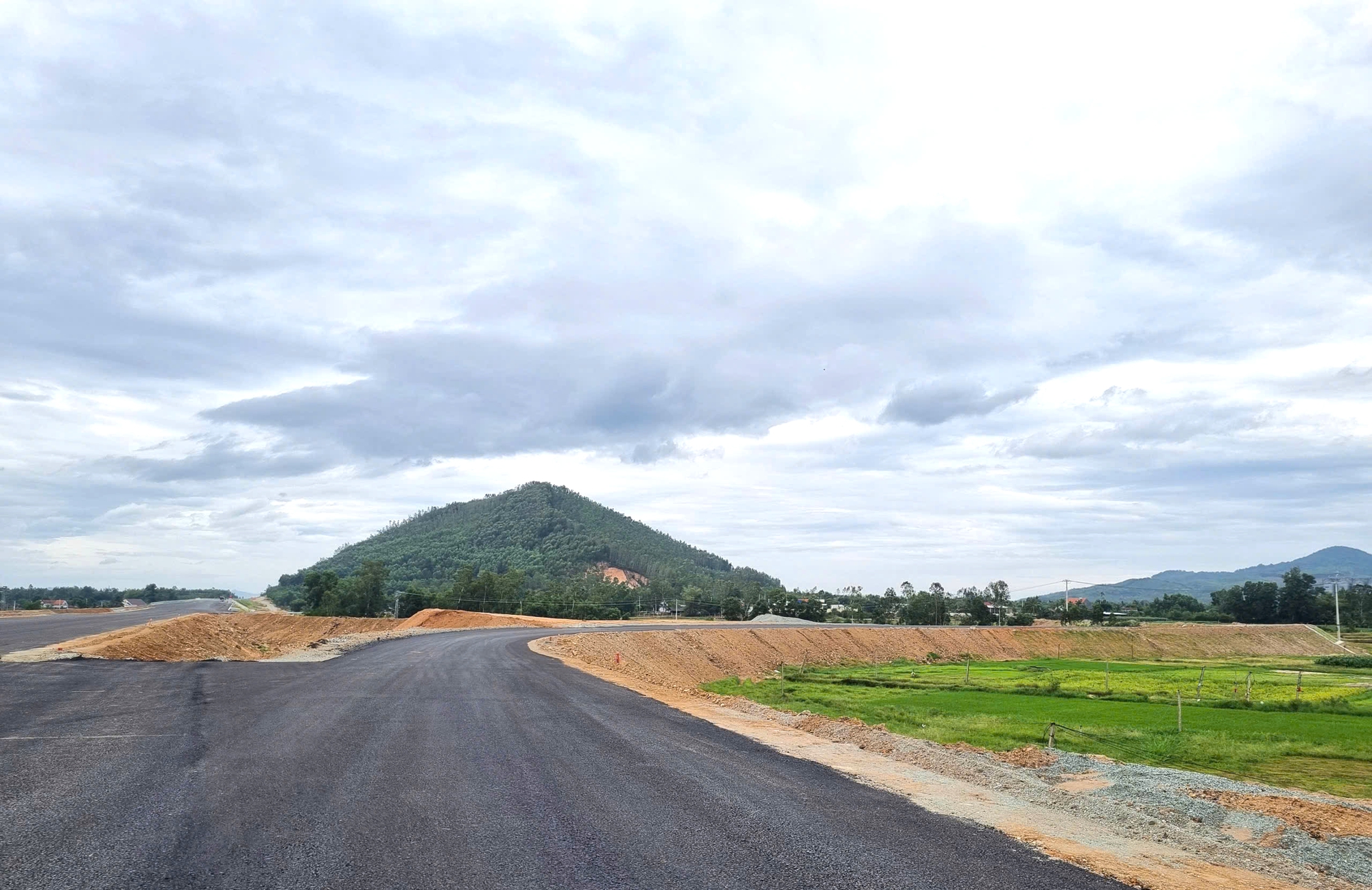 Cao tốc Ho&agrave;i Nhơn - Quy Nhơn: &ldquo;Chạy nước r&uacute;t&rdquo; để kịp ng&agrave;y về đ&iacute;ch- Ảnh 1.