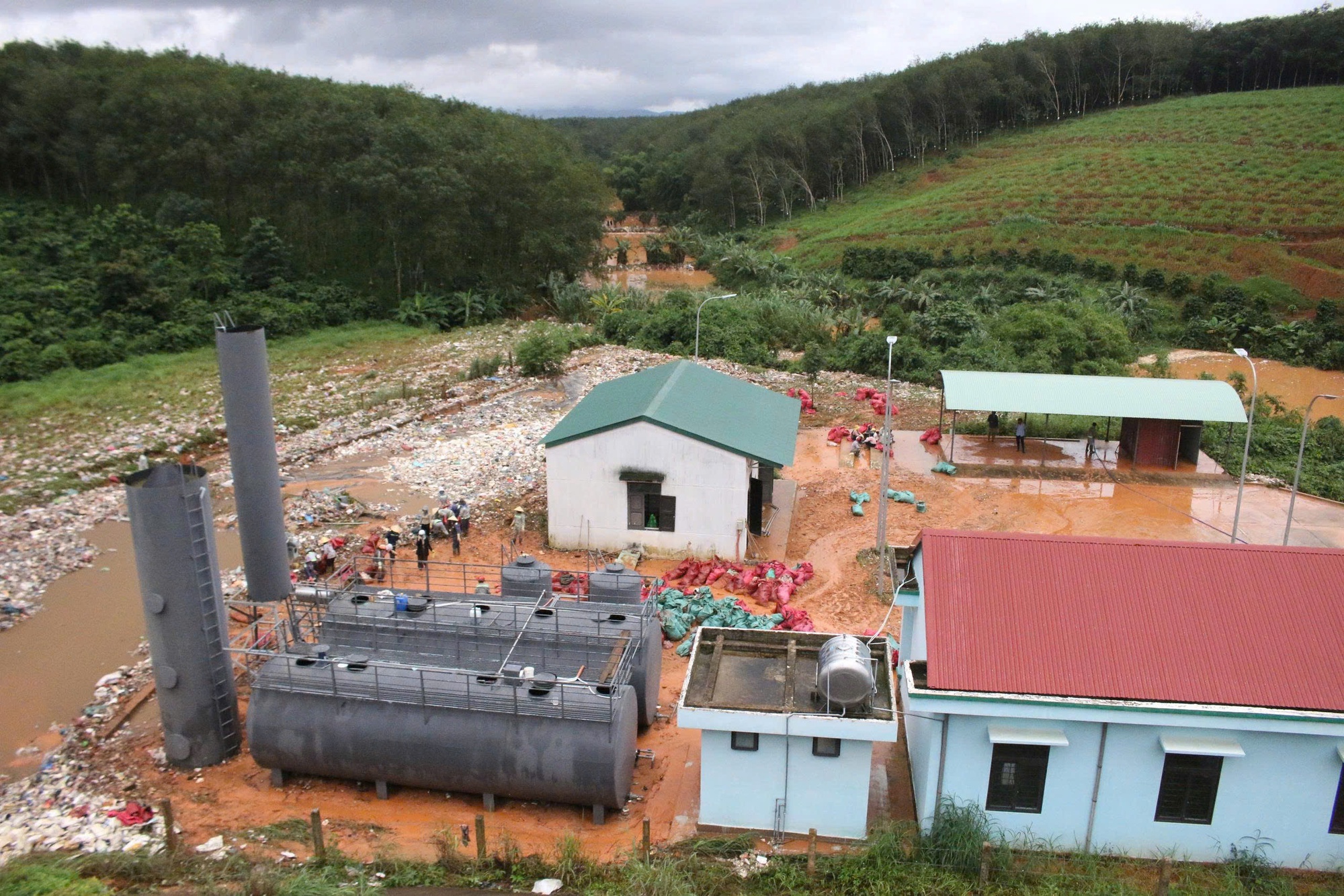 Quảng Ng&atilde;i khẩn cấp khắc phục sự cố vỡ hố chứa r&aacute;c, ngăn lan &ocirc; nhiễm m&ocirc;i trường- Ảnh 1.