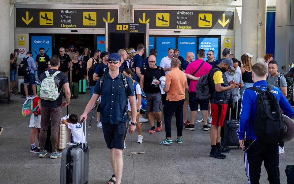 EU sẽ chấm dứt đ&oacute;ng dấu hộ chiếu, tăng cường gi&aacute;m s&aacute;t nhập cảnh từ th&aacute;ng 10