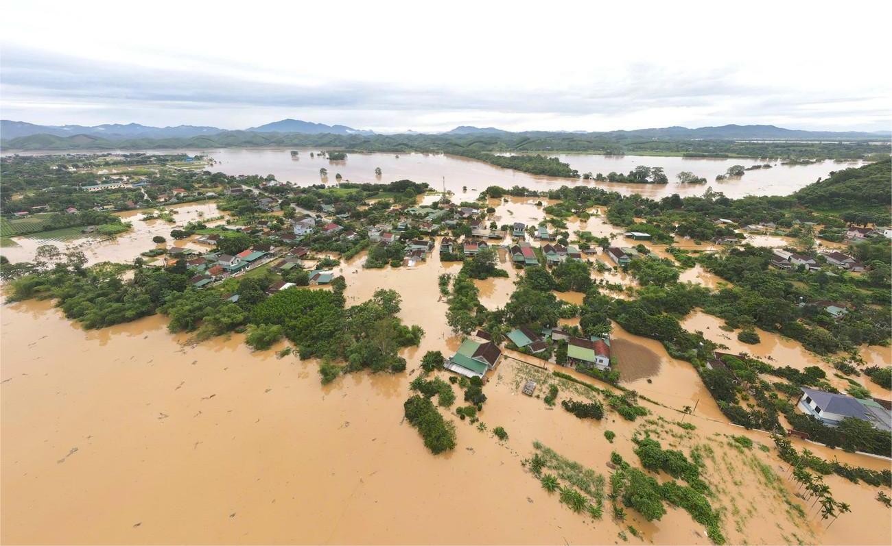 Những người thợ thầm lặng phục hồi xe m&aacute;y, đồ điện miễn ph&iacute; cho người d&acirc;n v&ugrave;ng lũ- Ảnh 1.