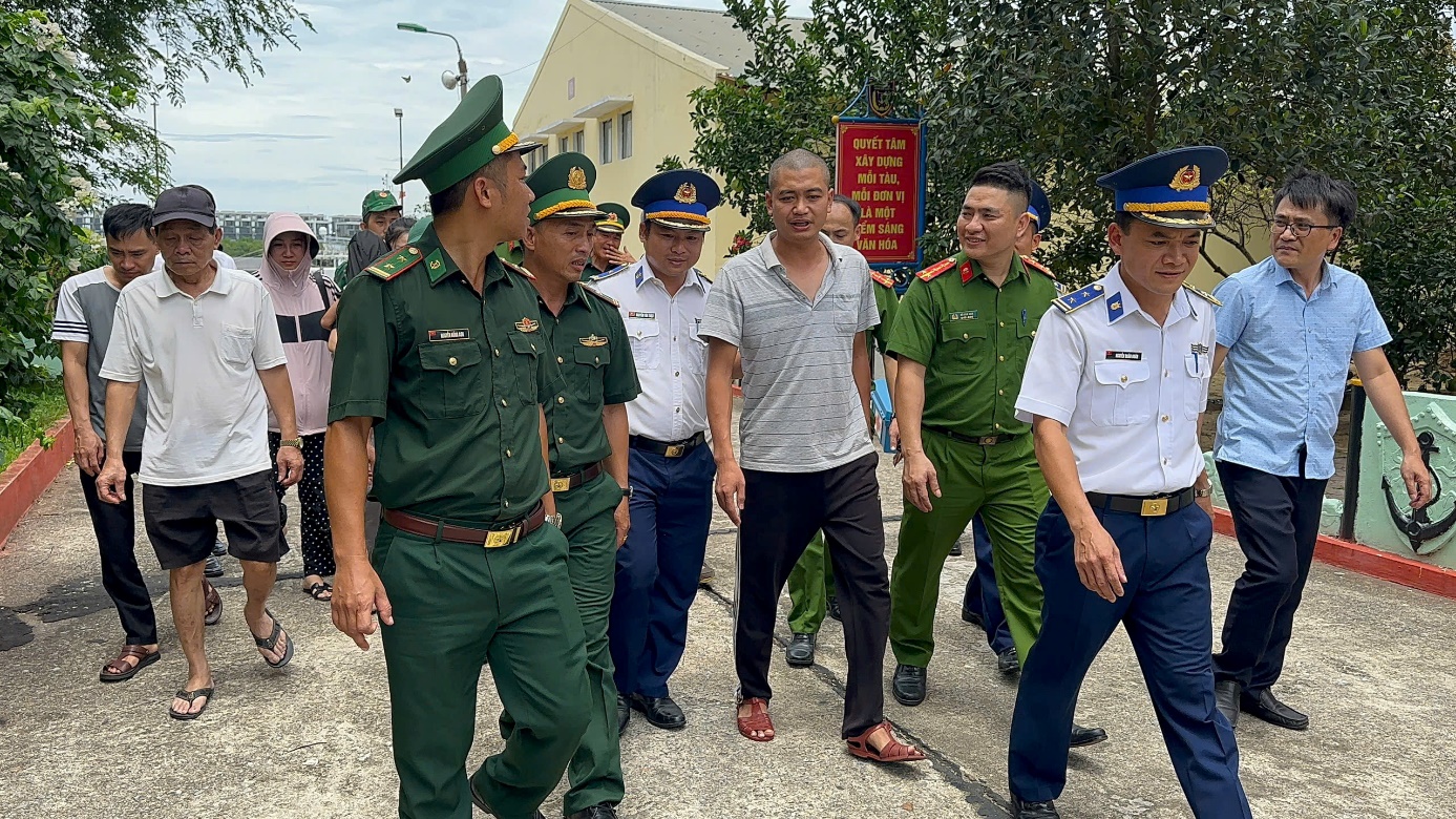 Cha &ocirc;m con g&aacute;i tr&ocirc;i dạt 13 tiếng tr&ecirc;n biển H&agrave; Tĩnh: H&agrave;nh tr&igrave;nh sinh tồn nhờ t&igrave;nh phụ tử- Ảnh 2.