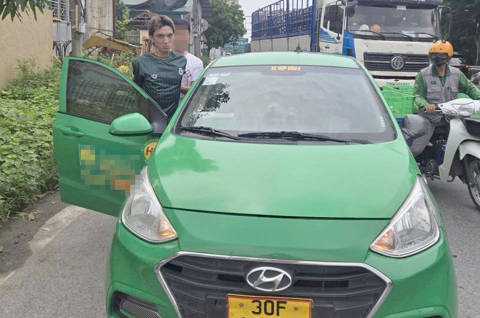 Rapper B&igrave;nh "Gold" &eacute;p t&agrave;i xế đi v&agrave;o l&agrave;n khẩn cấp trước khi cướp taxi- Ảnh 1.