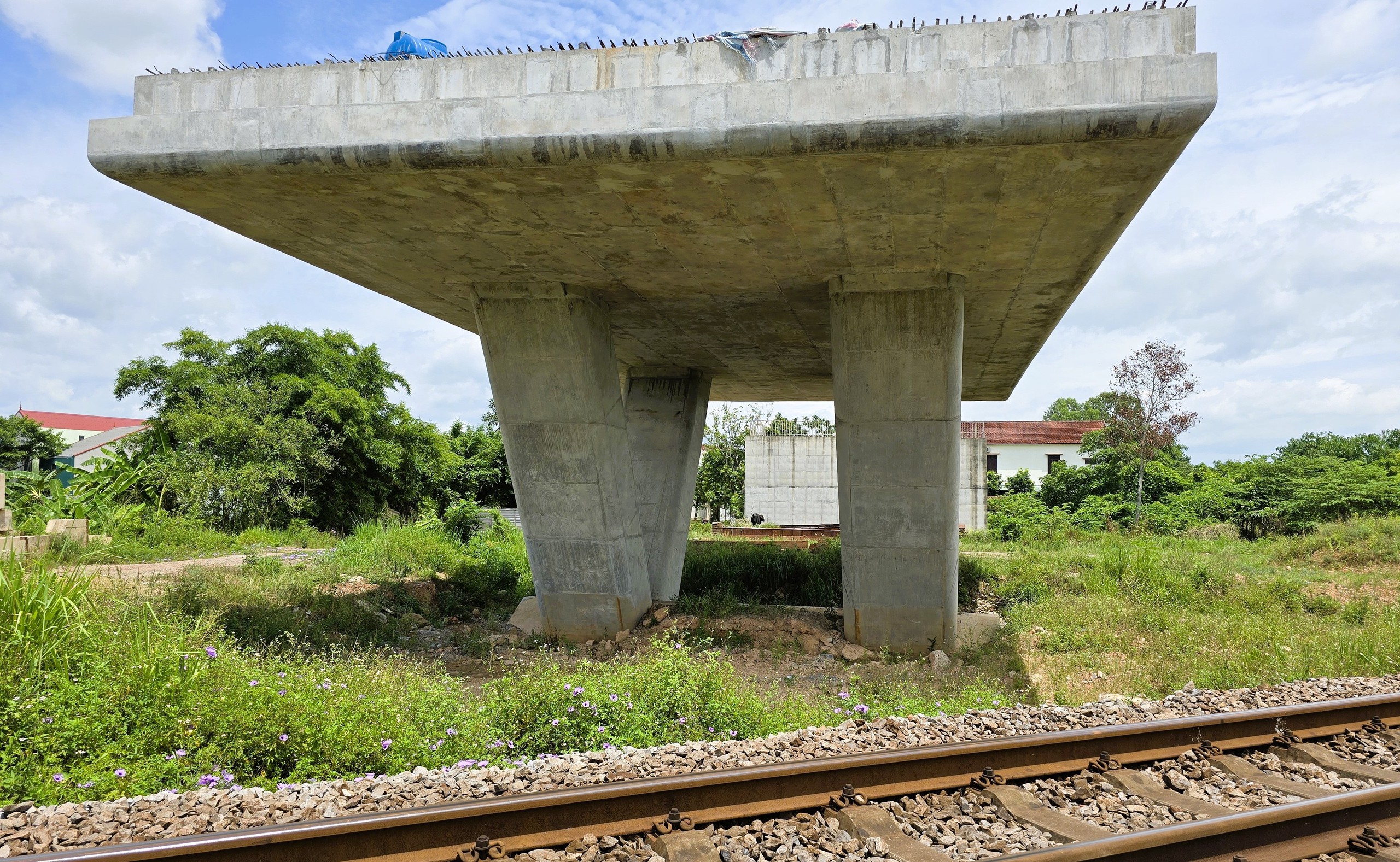 Nỗ lực gỡ vướng mặt bằng, đưa dự án cầu vượt đường sắt Đồng Hới về đích cuối năm 2025- Ảnh 1. Nỗ lực gỡ vướng mặt bằng, đưa dự án cầu vượt đường sắt Đồng Hới về đích cuối năm 2025- Ảnh 1.