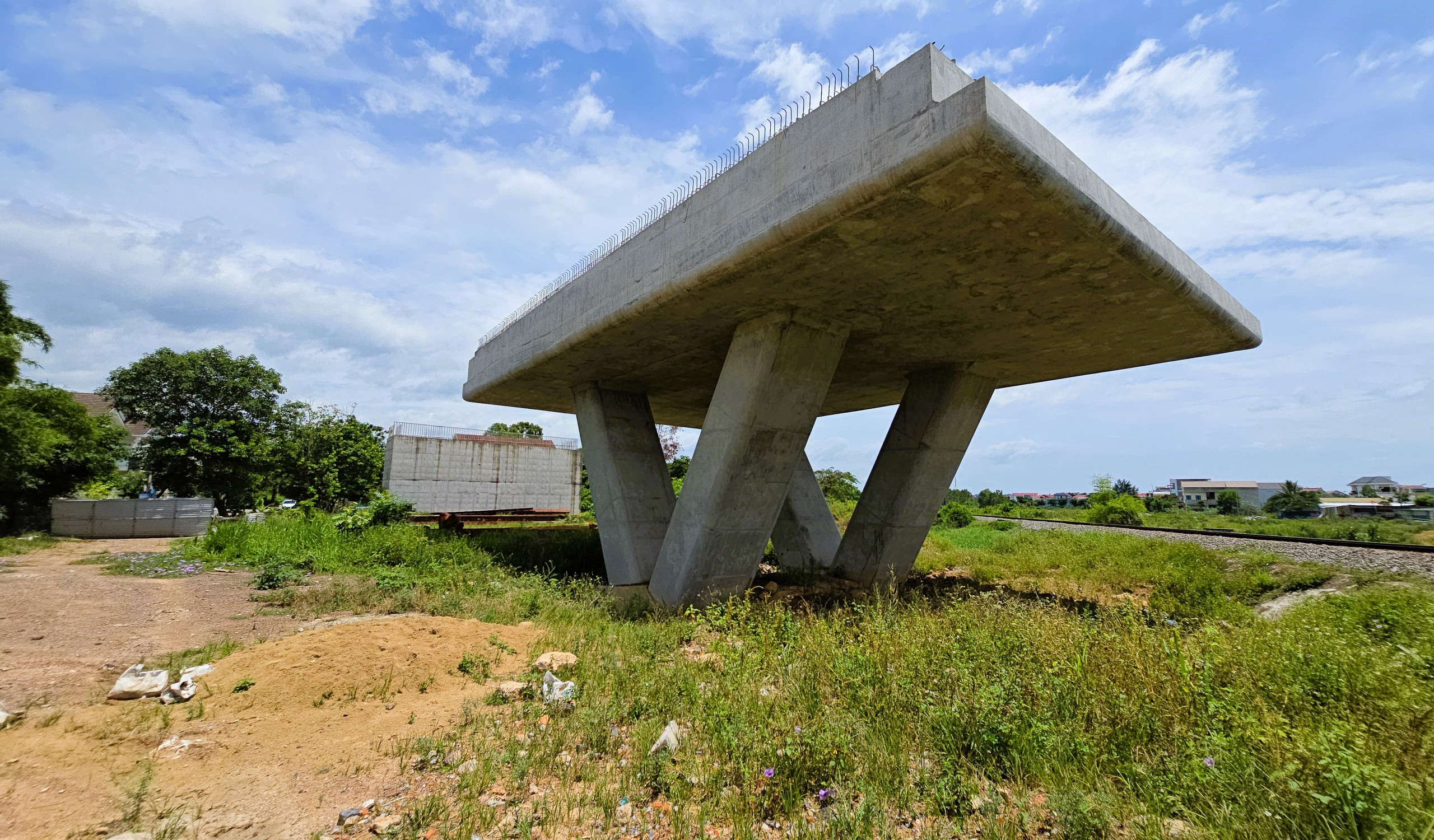 Nỗ lực gỡ vướng mặt bằng, đưa dự án cầu vượt đường sắt Đồng Hới về đích cuối năm 2025- Ảnh 11. Nỗ lực gỡ vướng mặt bằng, đưa dự án cầu vượt đường sắt Đồng Hới về đích cuối năm 2025- Ảnh 11.