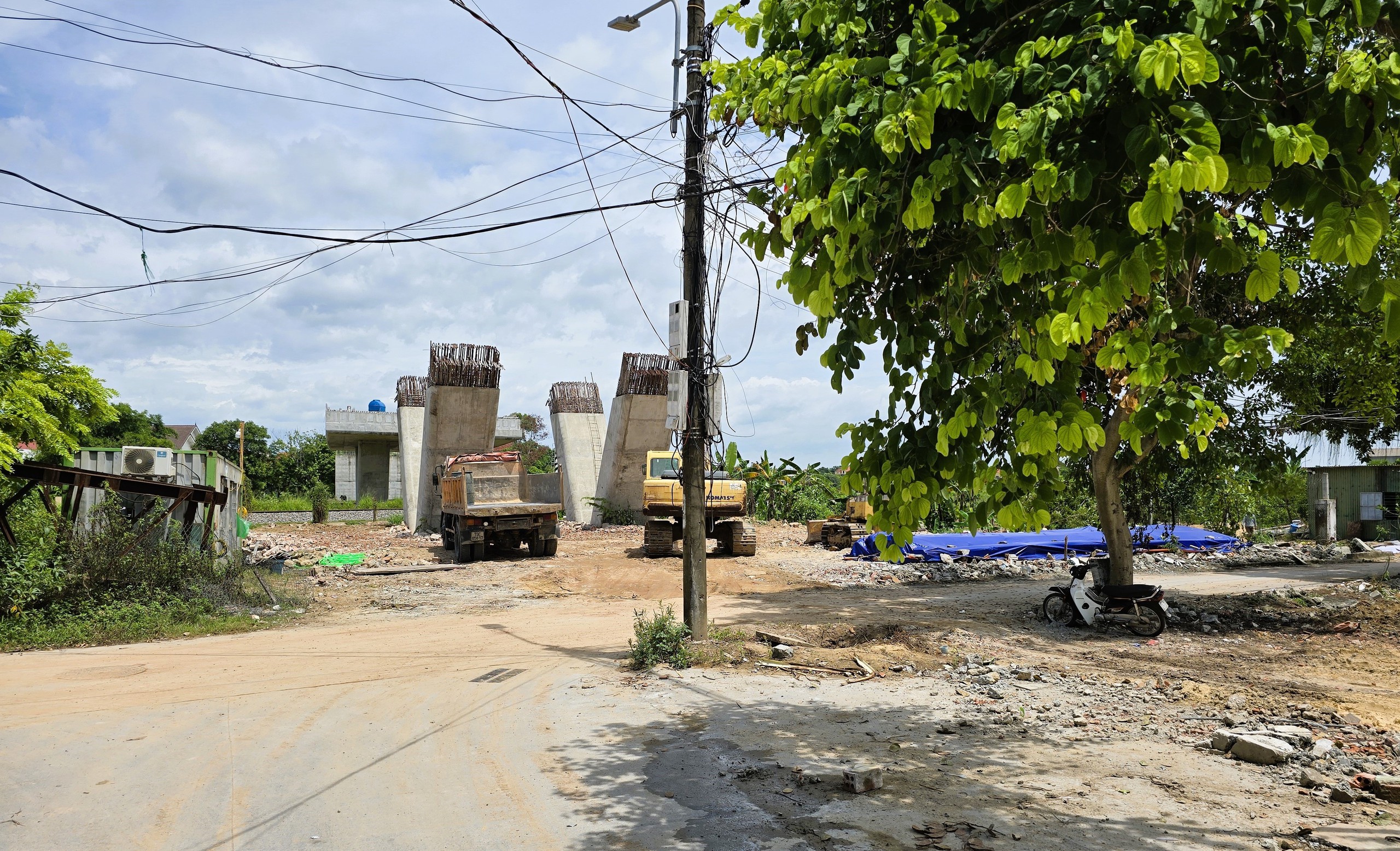 Nỗ lực gỡ vướng mặt bằng, đưa dự án cầu vượt đường sắt Đồng Hới về đích cuối năm 2025- Ảnh 3. Nỗ lực gỡ vướng mặt bằng, đưa dự án cầu vượt đường sắt Đồng Hới về đích cuối năm 2025- Ảnh 3.