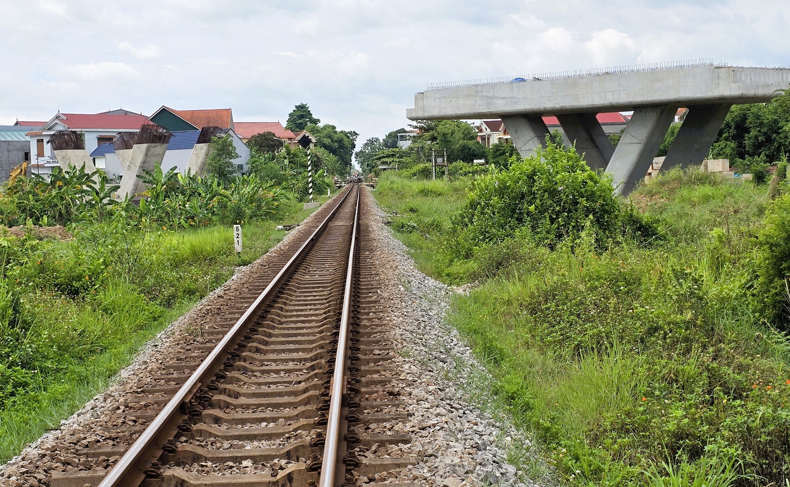 Nỗ lực gỡ vướng mặt bằng, đưa dự án cầu vượt đường sắt Đồng Hới về đích cuối năm 2025- Ảnh 4. Nỗ lực gỡ vướng mặt bằng, đưa dự án cầu vượt đường sắt Đồng Hới về đích cuối năm 2025- Ảnh 4.