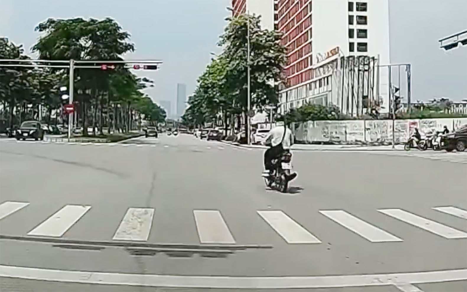 Xe m&aacute;y vượt đ&egrave;n đỏ, va chạm với phương tiện kh&aacute;c