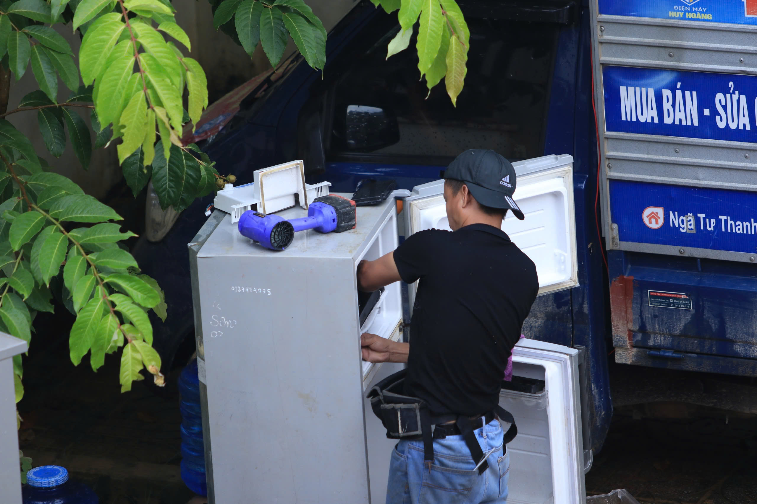 Những người thợ thầm lặng phục hồi xe m&aacute;y, đồ điện miễn ph&iacute; cho người d&acirc;n v&ugrave;ng lũ- Ảnh 17.