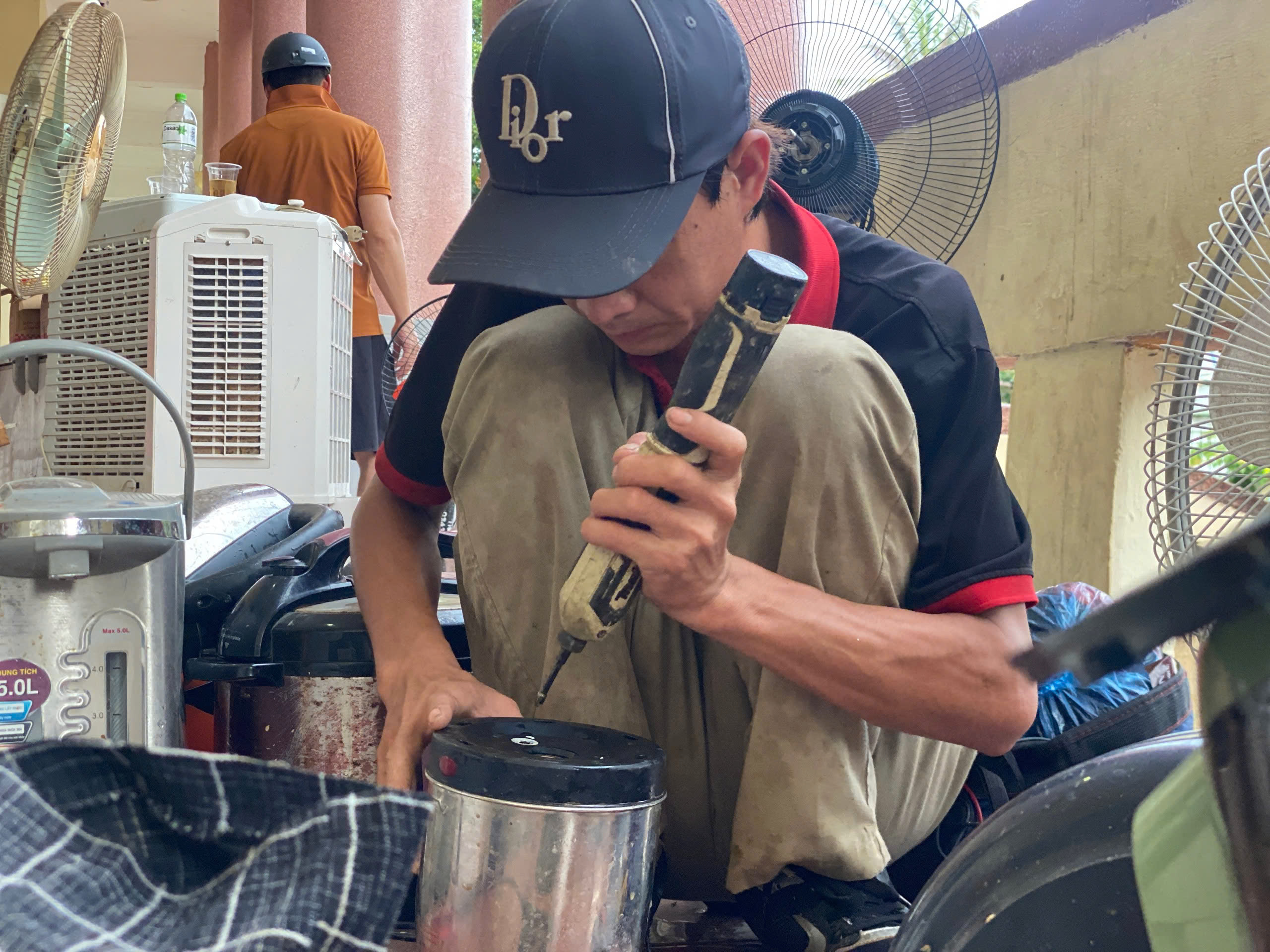 Những người thợ thầm lặng phục hồi xe m&aacute;y, đồ điện miễn ph&iacute; cho người d&acirc;n v&ugrave;ng lũ- Ảnh 15.