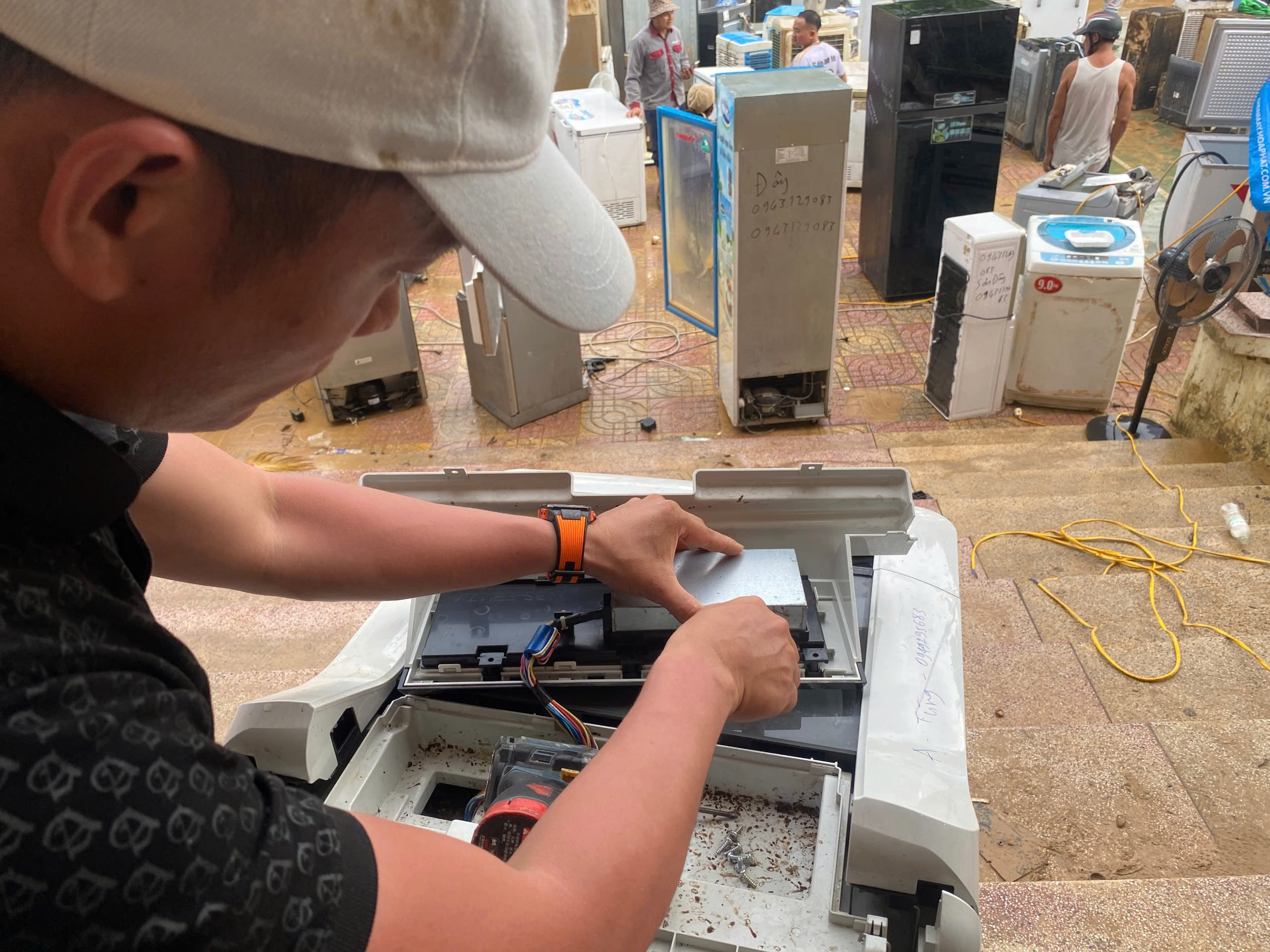 Những người thợ thầm lặng phục hồi xe m&aacute;y, đồ điện miễn ph&iacute; cho người d&acirc;n v&ugrave;ng lũ- Ảnh 16.