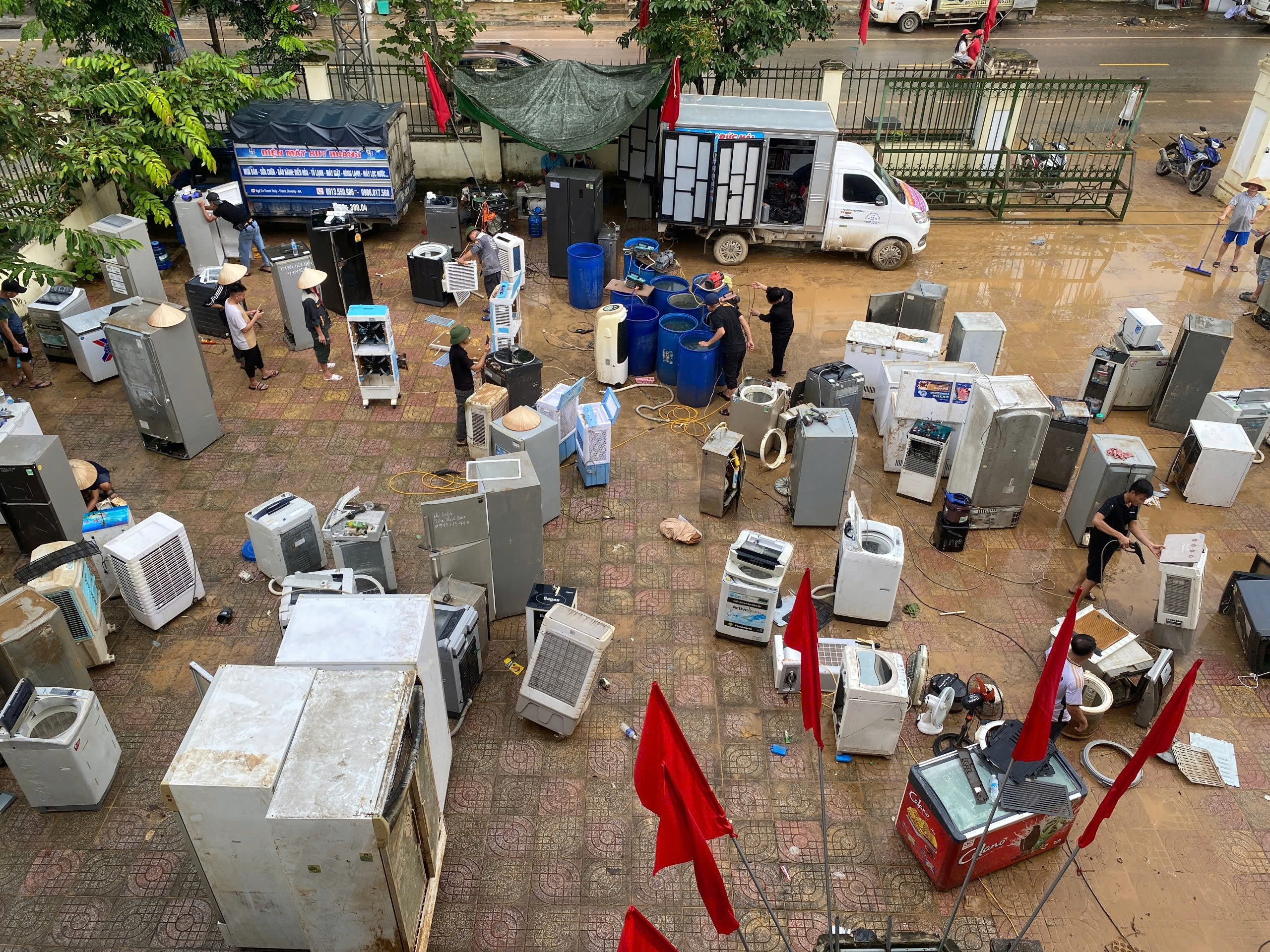 Những người thợ thầm lặng phục hồi xe m&aacute;y, đồ điện miễn ph&iacute; cho người d&acirc;n v&ugrave;ng lũ- Ảnh 14.