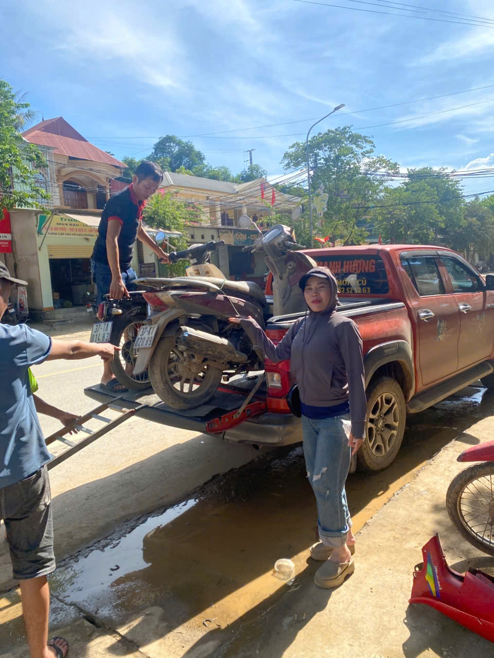 Những người thợ thầm lặng phục hồi xe m&aacute;y, đồ điện miễn ph&iacute; cho người d&acirc;n v&ugrave;ng lũ- Ảnh 10.