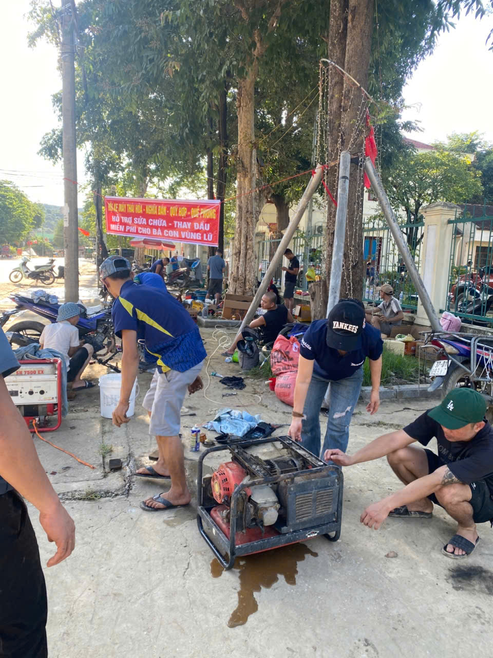 Những người thợ thầm lặng phục hồi xe m&aacute;y, đồ điện miễn ph&iacute; cho người d&acirc;n v&ugrave;ng lũ- Ảnh 8.