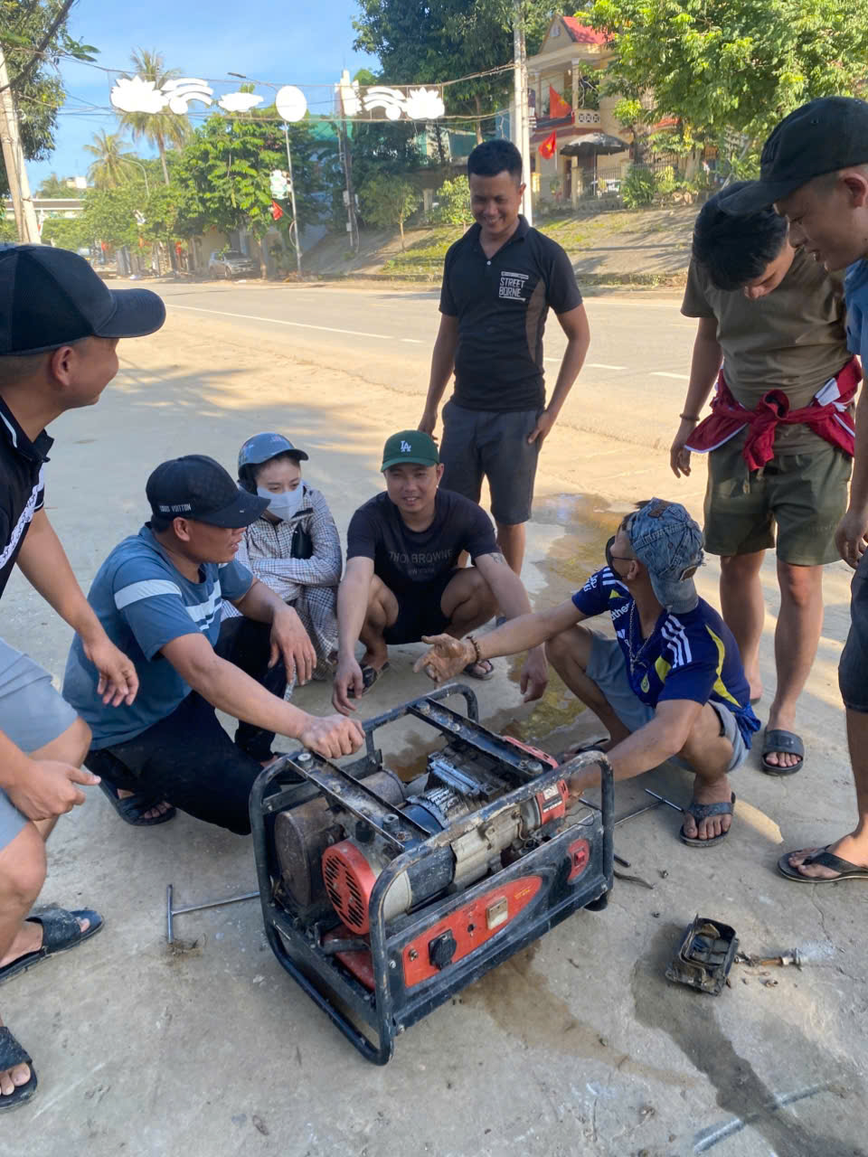 Những người thợ thầm lặng phục hồi xe m&aacute;y, đồ điện miễn ph&iacute; cho người d&acirc;n v&ugrave;ng lũ- Ảnh 9.