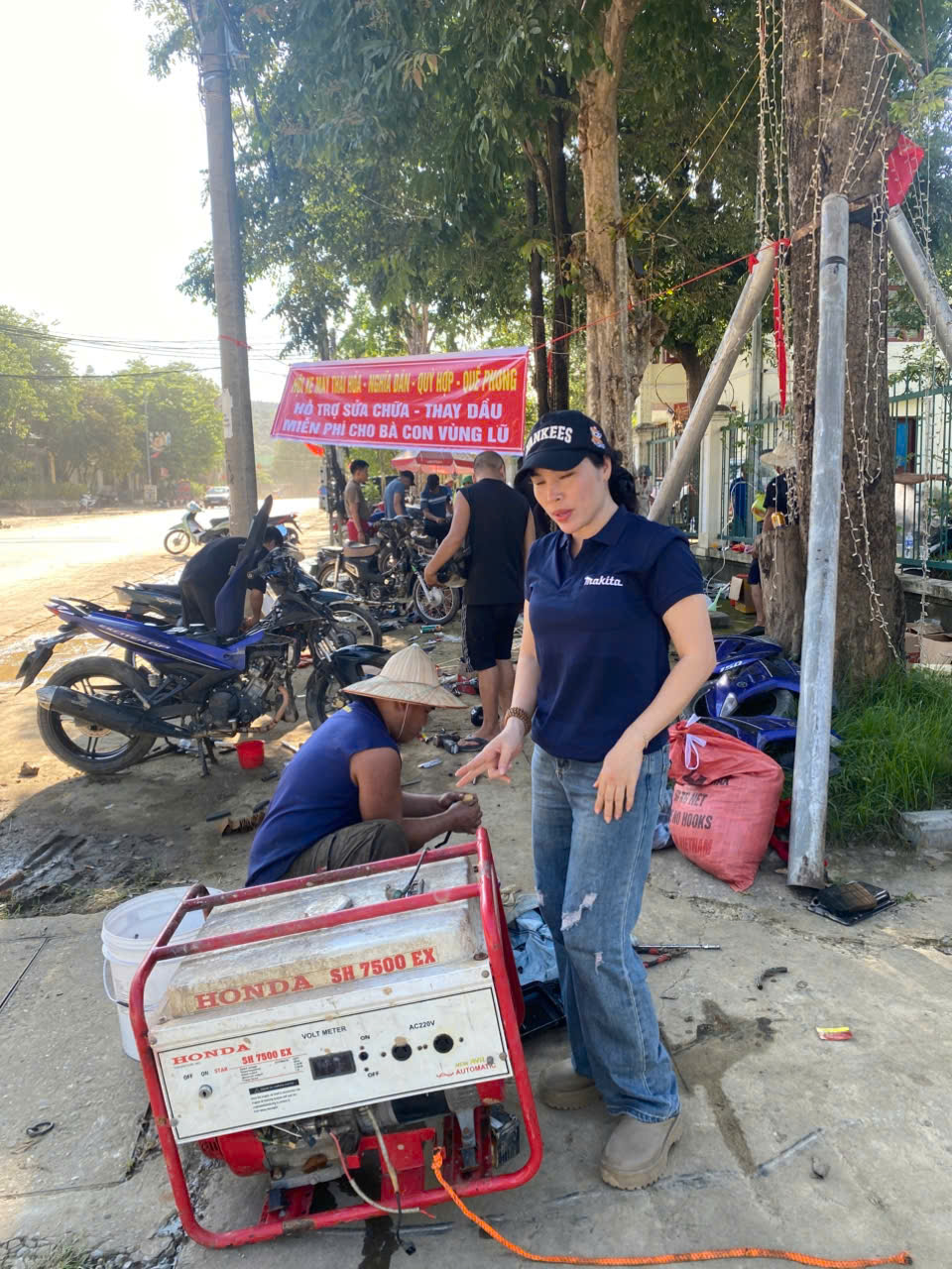 Những người thợ thầm lặng phục hồi xe m&aacute;y, đồ điện miễn ph&iacute; cho người d&acirc;n v&ugrave;ng lũ- Ảnh 7.