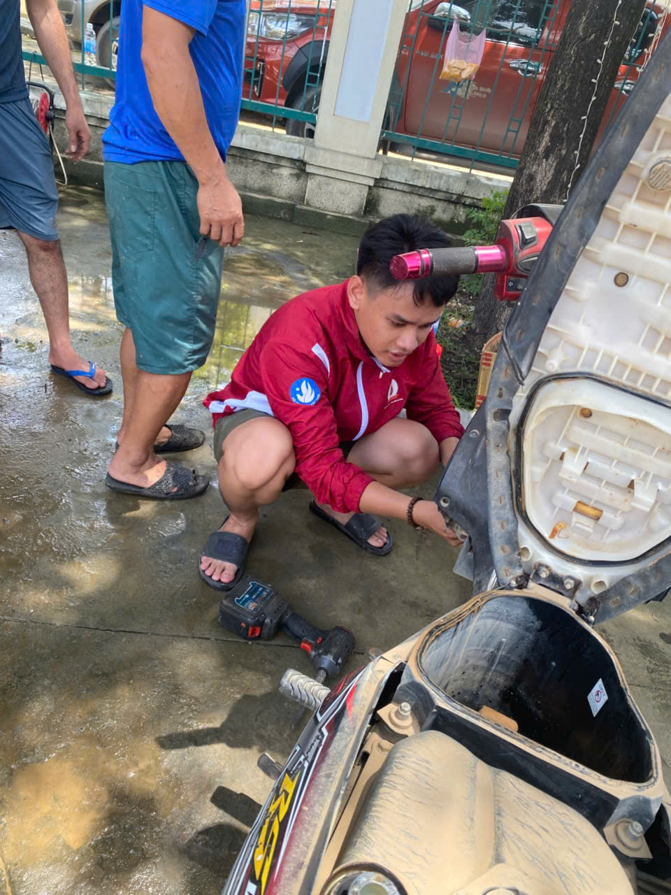 Những người thợ thầm lặng phục hồi xe m&aacute;y, đồ điện miễn ph&iacute; cho người d&acirc;n v&ugrave;ng lũ- Ảnh 5.