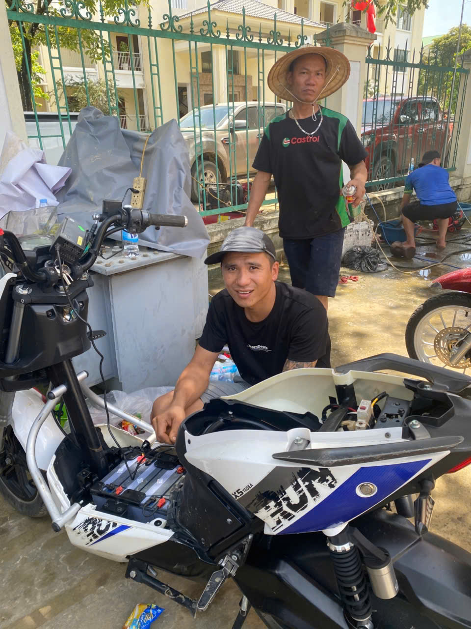 Những người thợ thầm lặng phục hồi xe m&aacute;y, đồ điện miễn ph&iacute; cho người d&acirc;n v&ugrave;ng lũ- Ảnh 6.