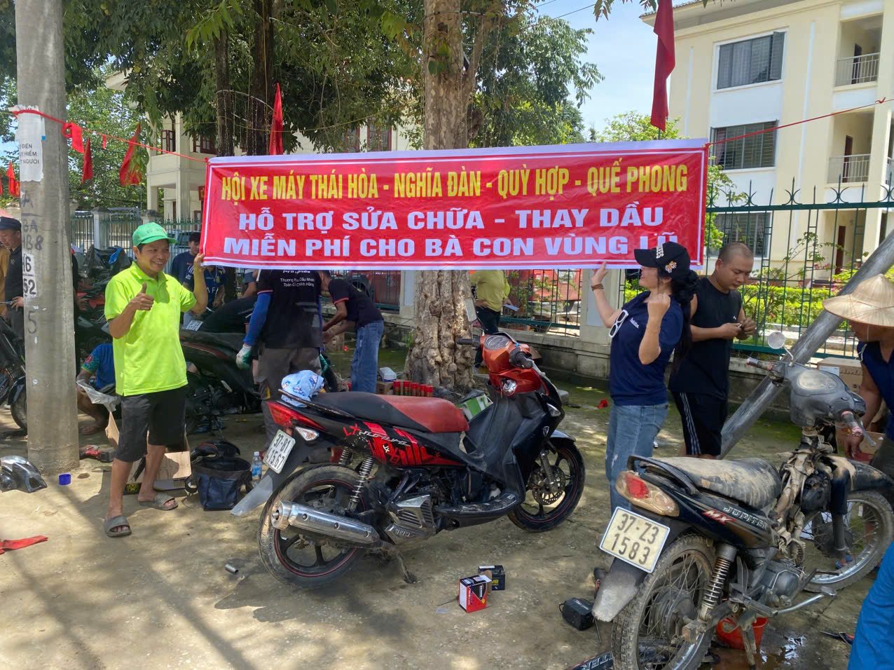 Những người thợ thầm lặng phục hồi xe m&aacute;y, đồ điện miễn ph&iacute; cho người d&acirc;n v&ugrave;ng lũ- Ảnh 3.