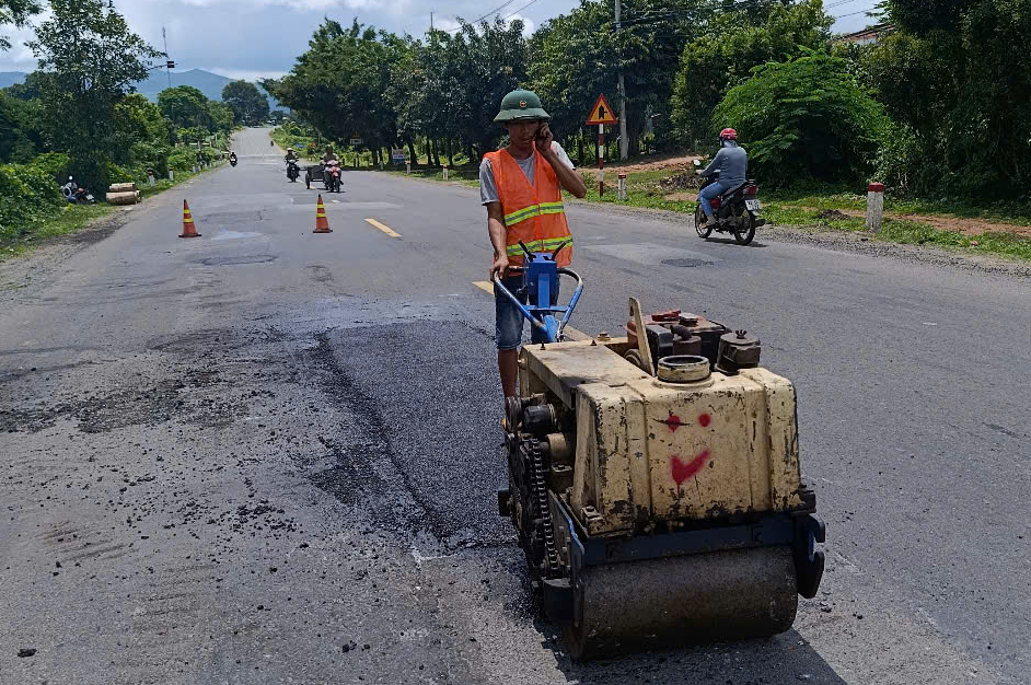 Gia Lai: Tăng cường đảm bảo ATGT tr&ecirc;n đường Hồ Ch&iacute; Minh trong m&ugrave;a mưa- Ảnh 1.