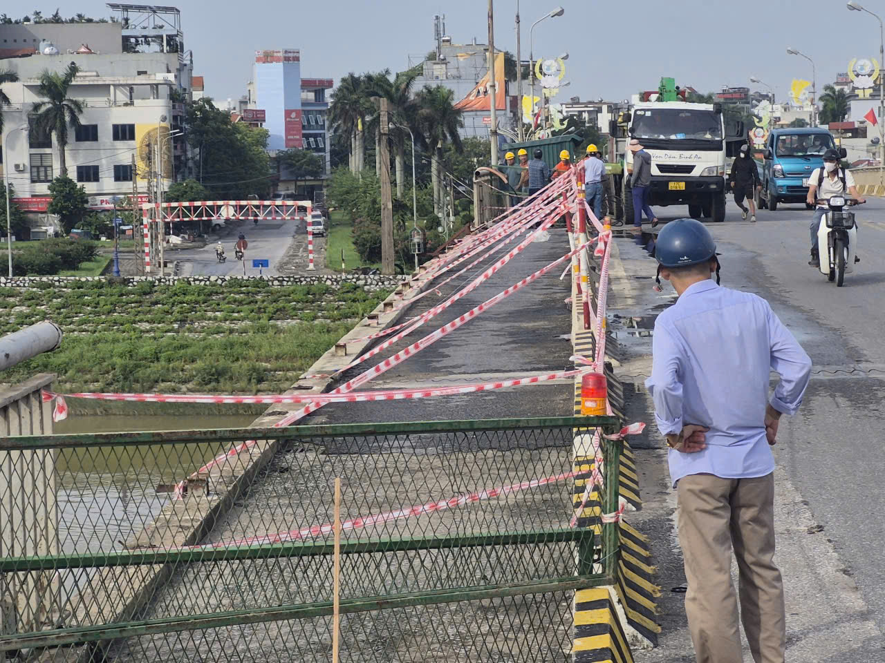 Hưng Y&ecirc;n: Lan can cầu Th&aacute;i B&igrave;nh bị cuốn phăng sau d&ocirc;ng lốc- Ảnh 2.